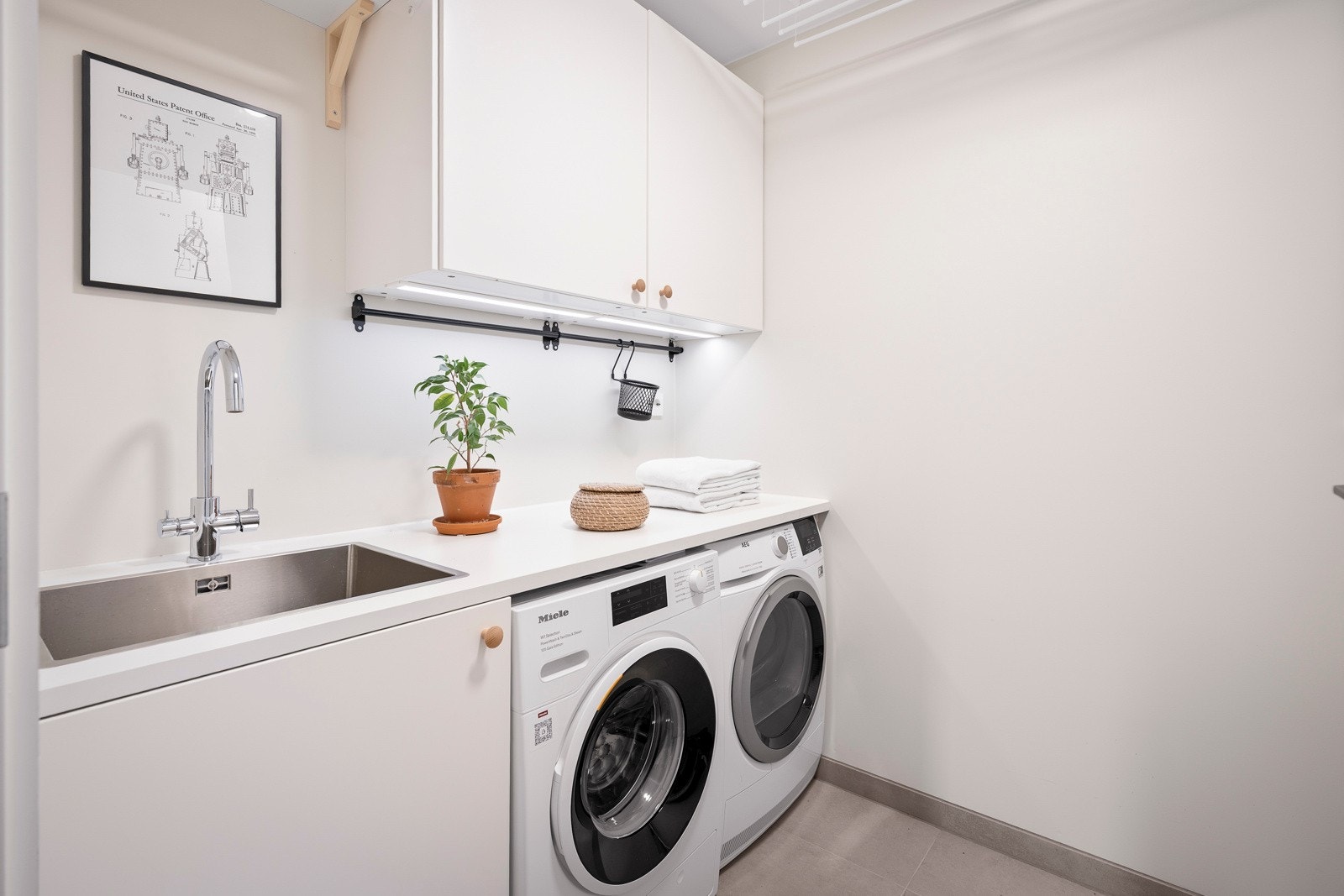 Vaskerommet er både praktisk og funksjonelt, med en gjennomtenkt plassering i tilknytning til boligens øvrige våtrom og garderobeløsninger. Galleribilde