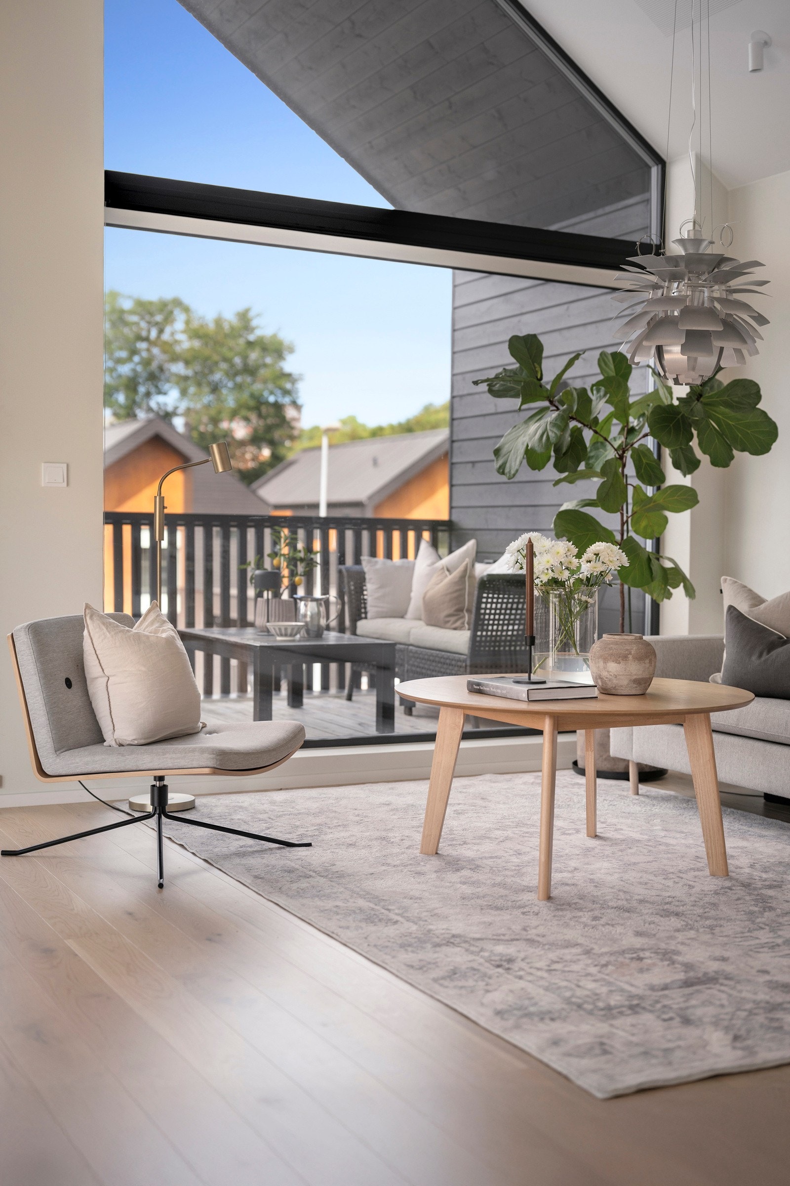 Den åpne løsningen gir gode møbleringsmuligheter med plass til både en romslig sofagruppe og spiseplass. Galleribilde