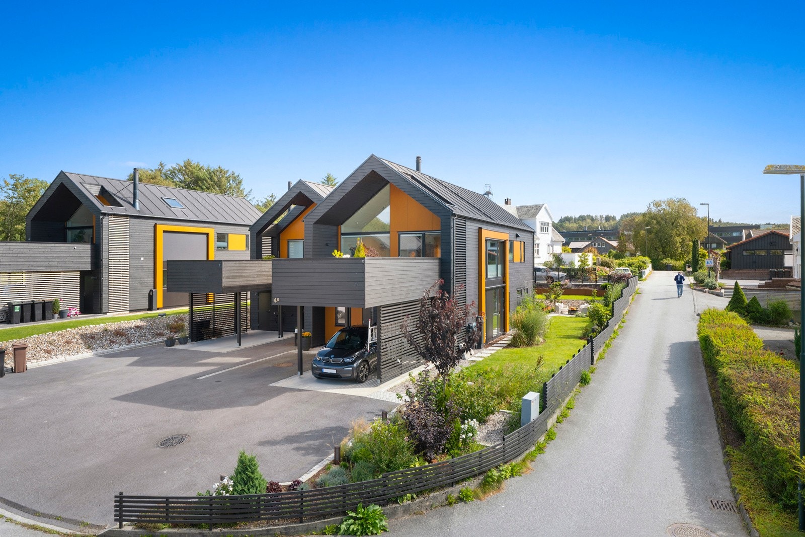 Eiendommen har en attraktiv og familievennlig beliggenhet i et rolig og etablert område, med kort vei til både natur og sentrale fasiliteter. Galleribilde