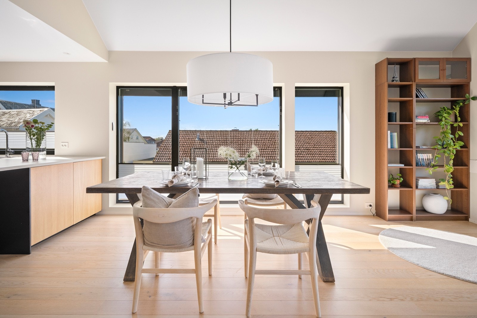 Spiseplassen ligger naturlig til mellom stue og kjøkken, og danner et sosialt og funksjonelt bindeledd mellom sonene. Galleribilde