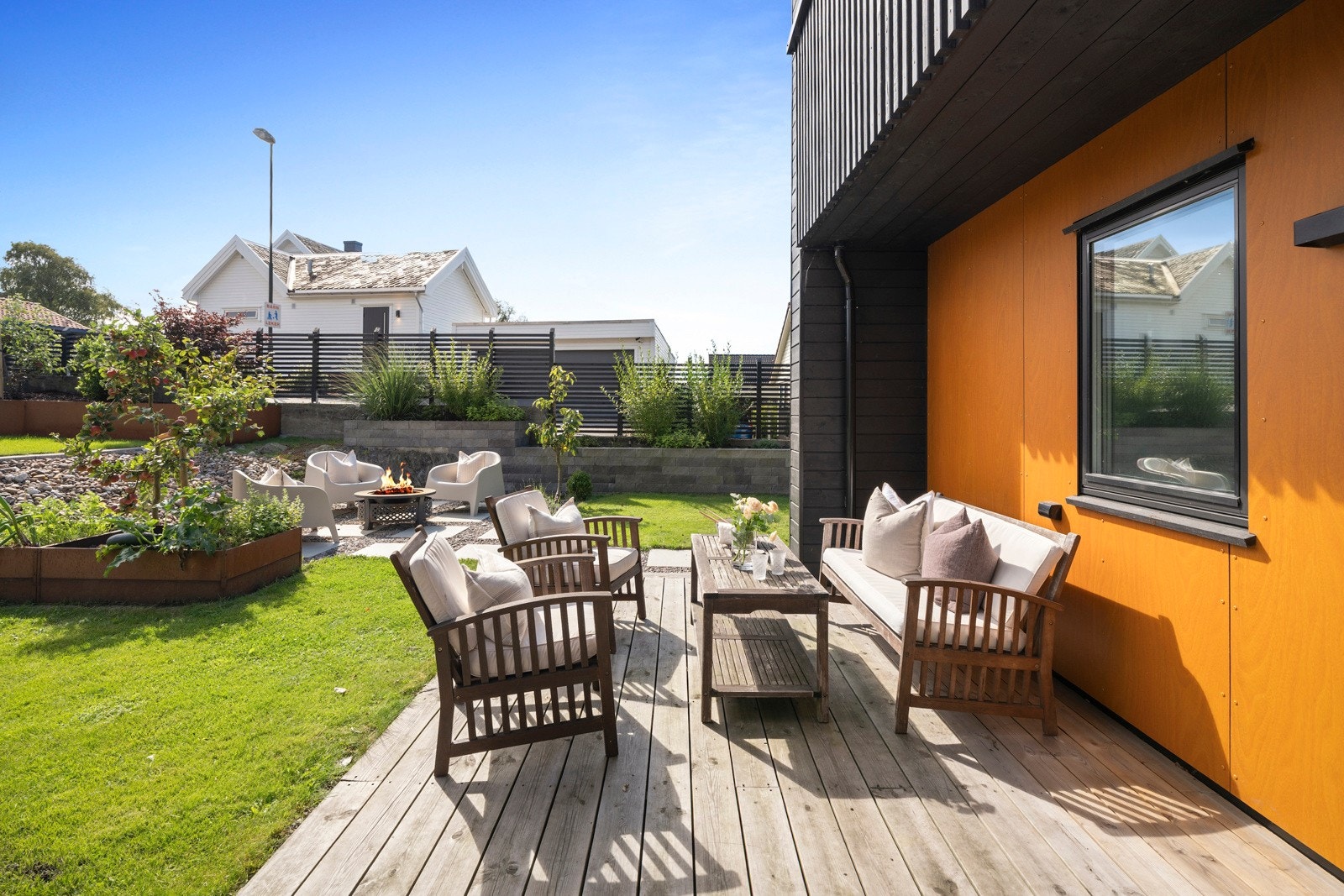 Fra boligen er det tilgang til flere uteplasser med terrasse og altan, som gir gode soner for både avslapning og sosiale sammenkomster. Galleribilde