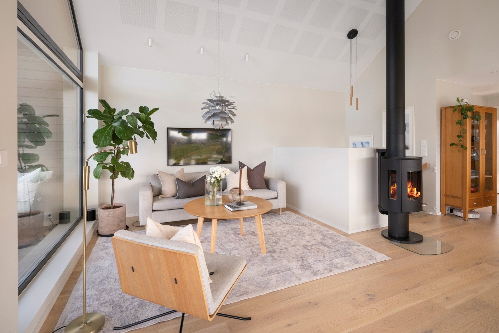 Peisen tilfører både behagelig varme og en lun atmosfære, og blir et naturlig samlingspunkt i vinterhalvåret. Galleribilde