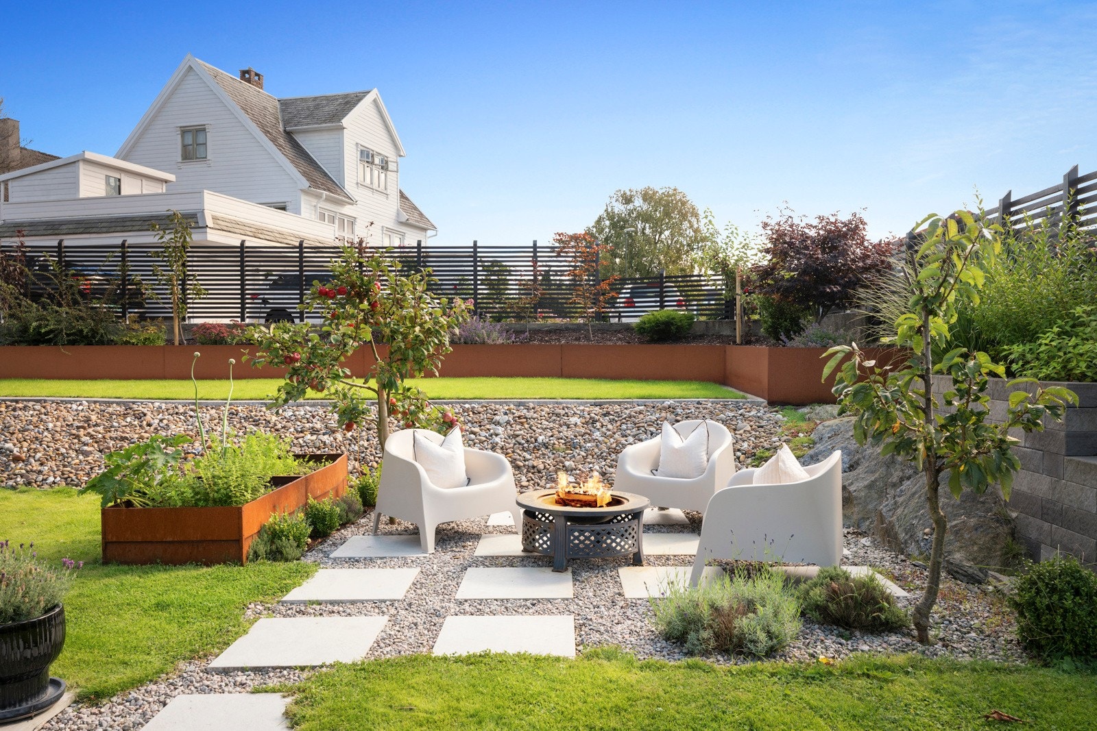 Eiendommen har et svært tiltalende og gjennomført uteområde som er pent opparbeidet med fokus på både estetikk og funksjonalitet. Galleribilde