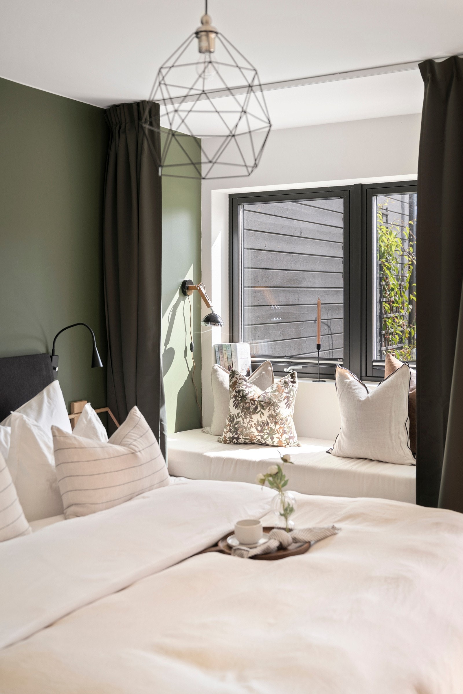 Rommene er lyse, rolige og trivelige med gode vindusflater som slipper inn naturlig lys. Galleribilde