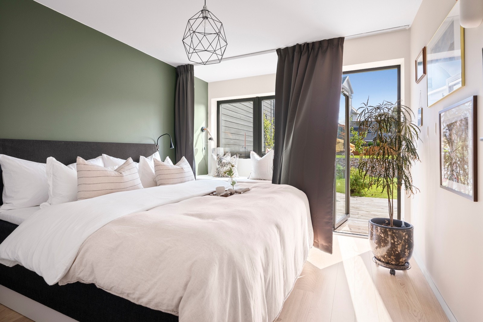 Boligen har tre gode soverom som er praktisk plassert i samme etasje, noe som gjør løsningen svært godt tilpasset familieliv. Galleribilde