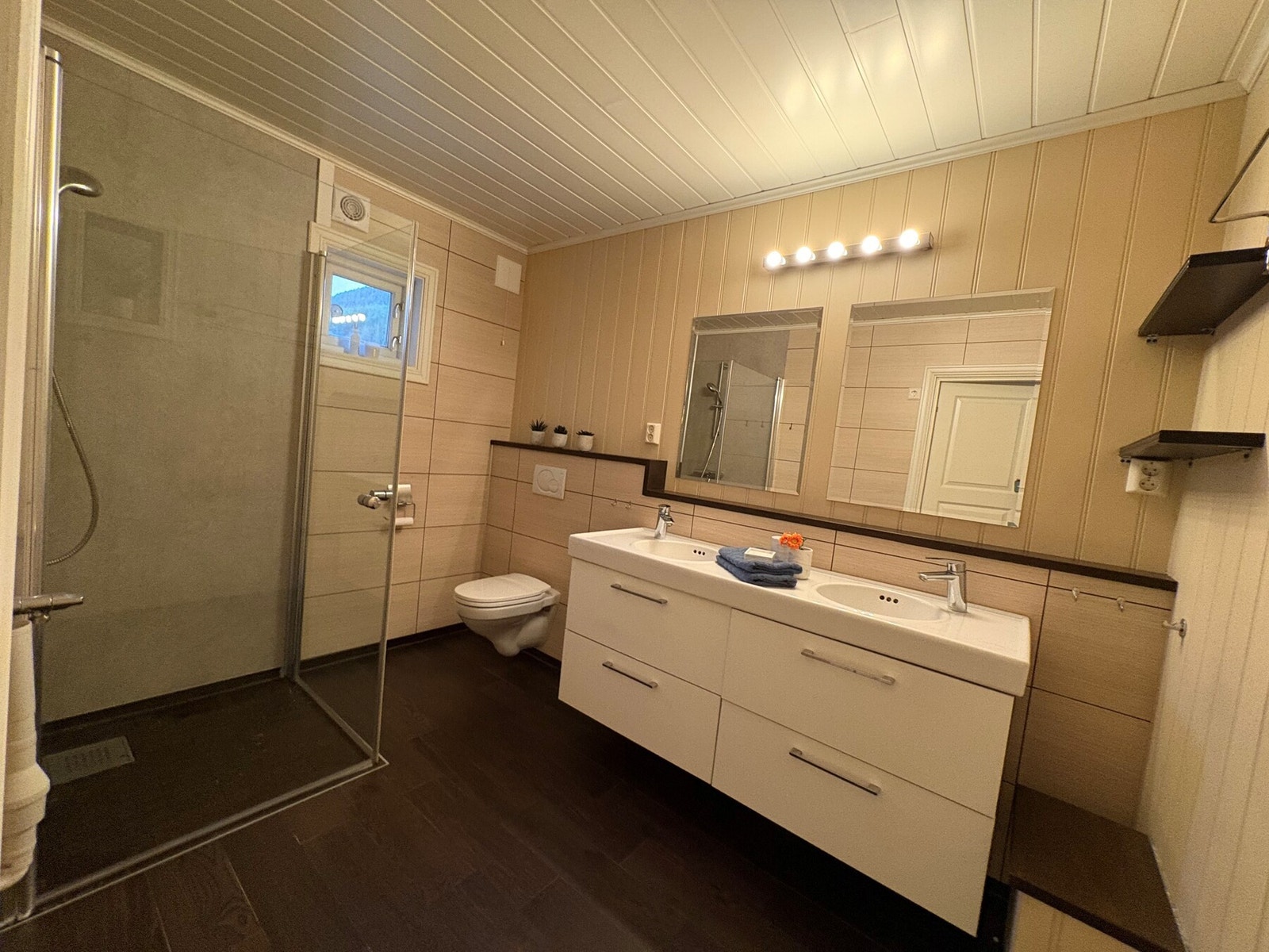 Pent og innbydende bad i sokkeletasje Galleribilde