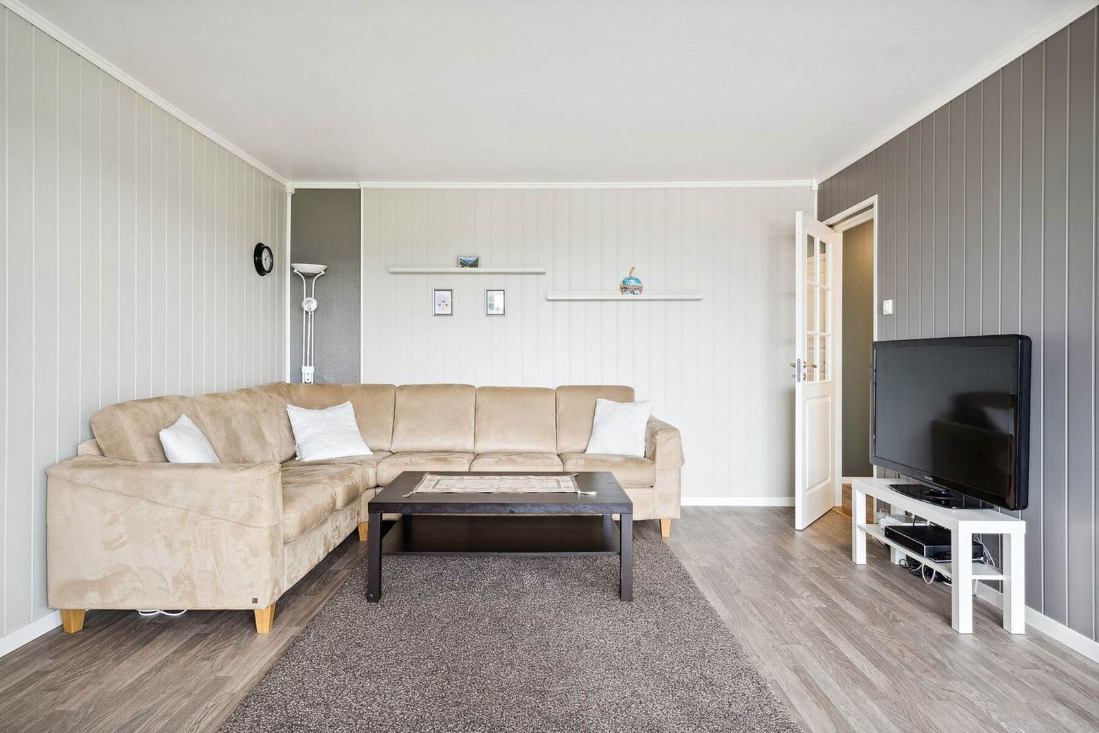 Stor, lys stue med mange muligheter for ulike møbleringsløsninger. Galleribilde