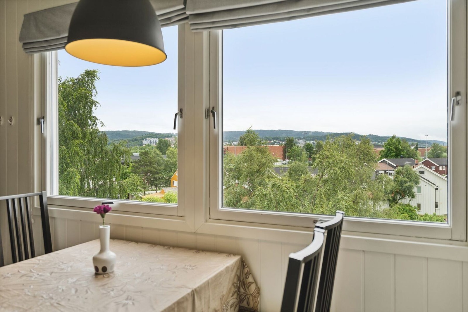 Fra spiseplassen nyter du flott utsikt og rikelig med dagslys. Galleribilde