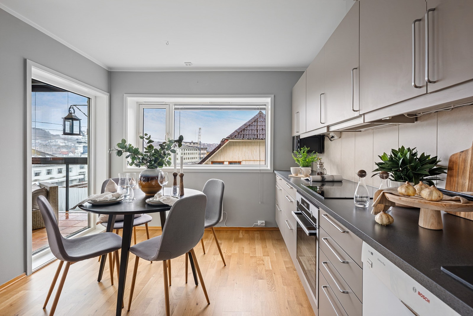 Fliser mellom overskap- og benk. Laminat benkeplate. Delvis integrerte hvitevarer som medfølger. Galleribilde