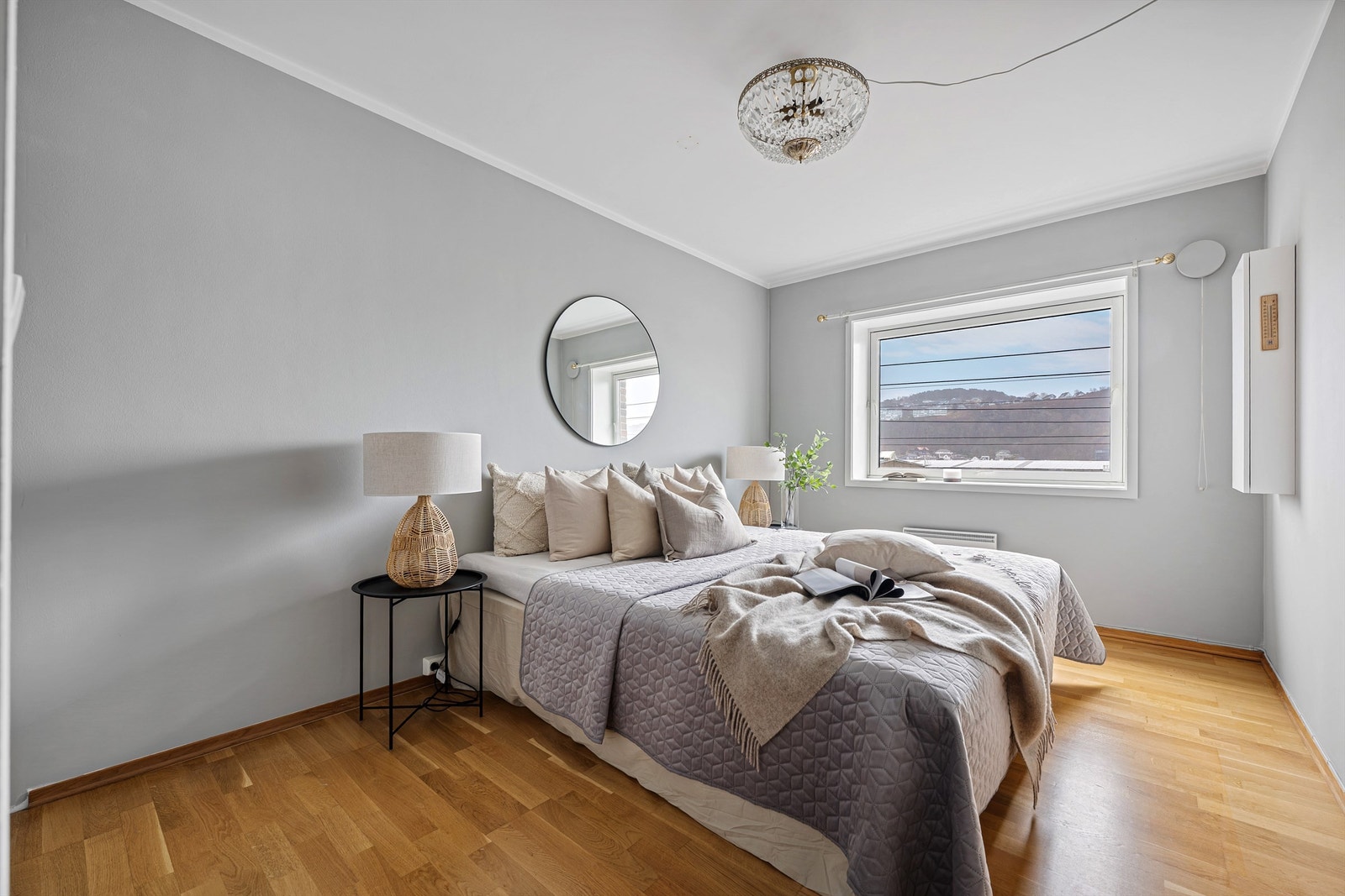 Soverom I er det største og har god plass til dobbeltseng, nattbord og garderobeskap. Galleribilde