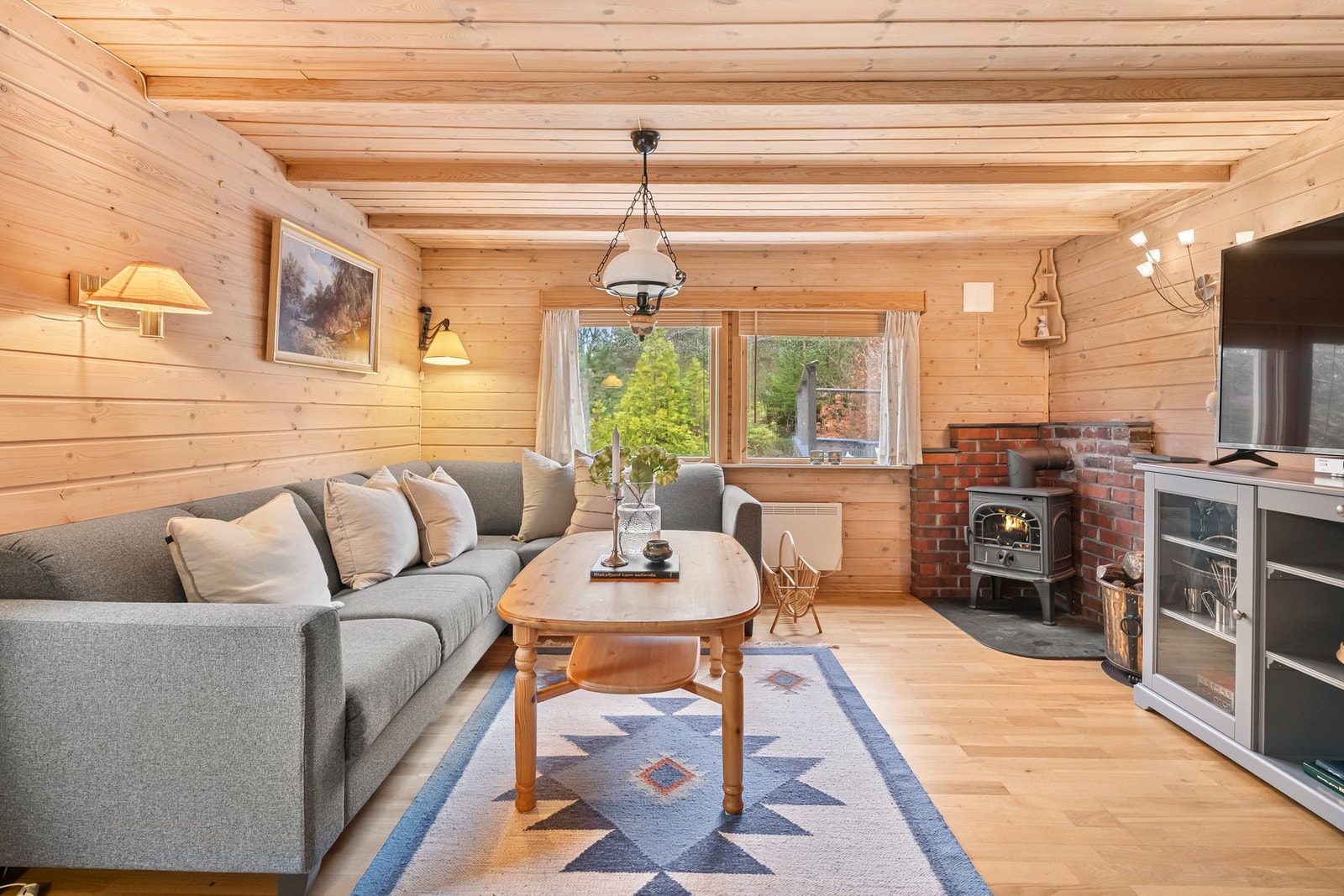 Stuen er romslig og har god plass til både sofakrok og spisebord. Galleribilde