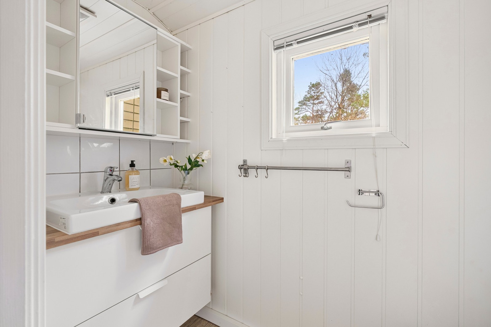 Toalettrommet er av nyere dato og har et enkelt, funksjonelt design. Galleribilde