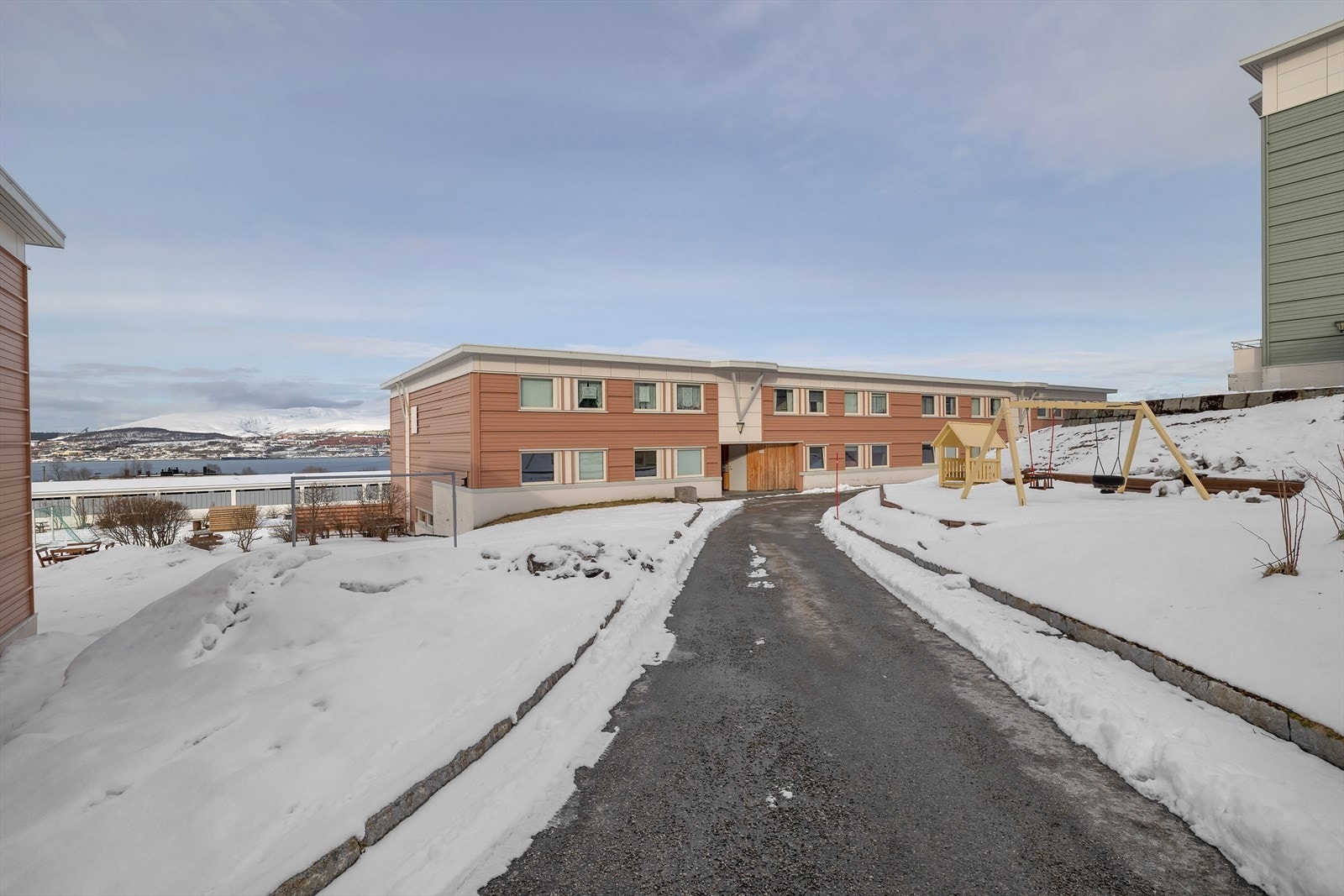 Området er kjent for sitt trygge og barnevennlige nærmiljø, med lite biltrafikk, grønne omgivelser og flere lekeplasser i umiddelbar nærhet. Galleribilde