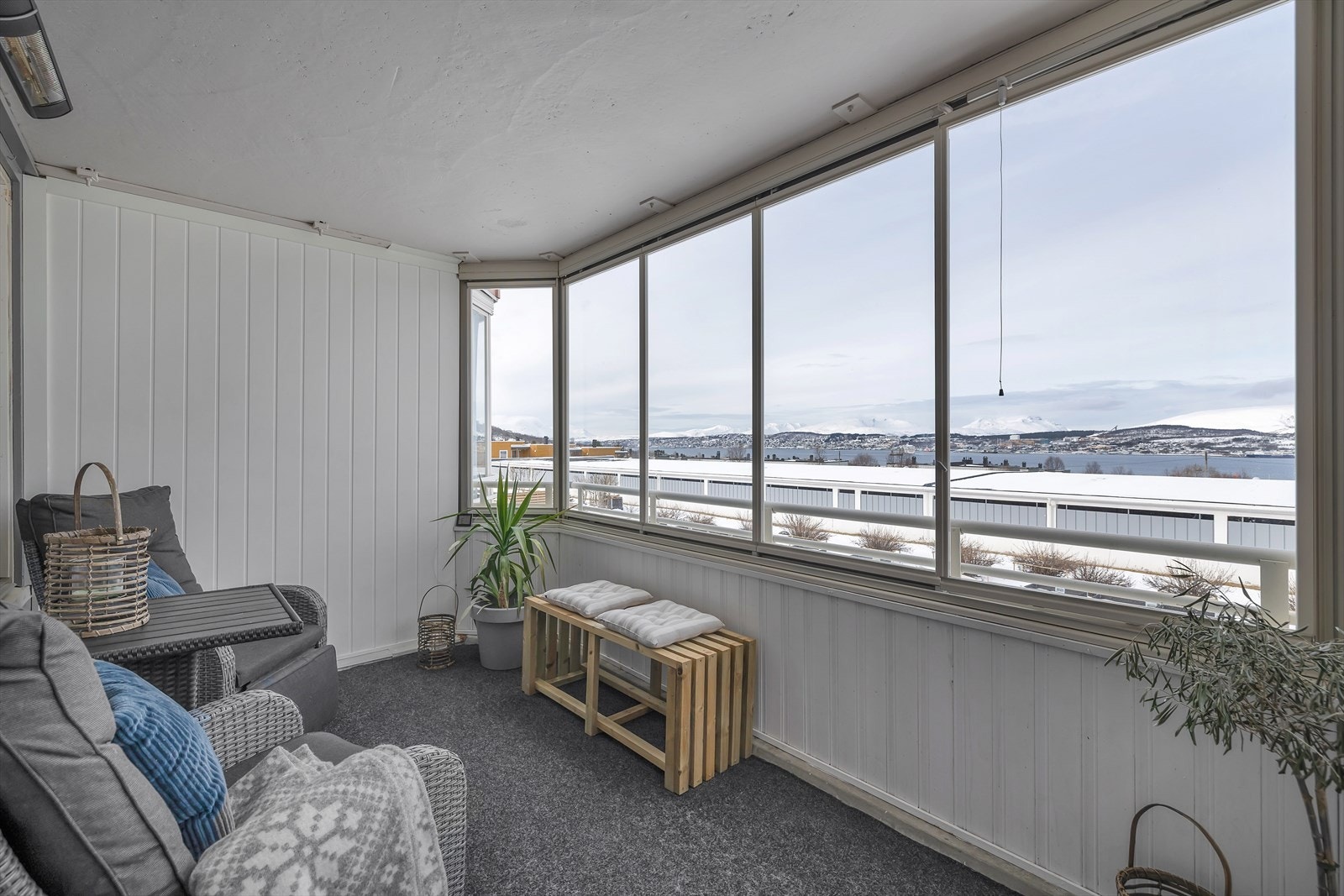 Flott og romslig innglasset balkong på 9 kvm, vendt mot vest for optimale solforhold og nydelig utsikt over sundet til Tromsøya og fjellene på Kvaløya. Galleribilde