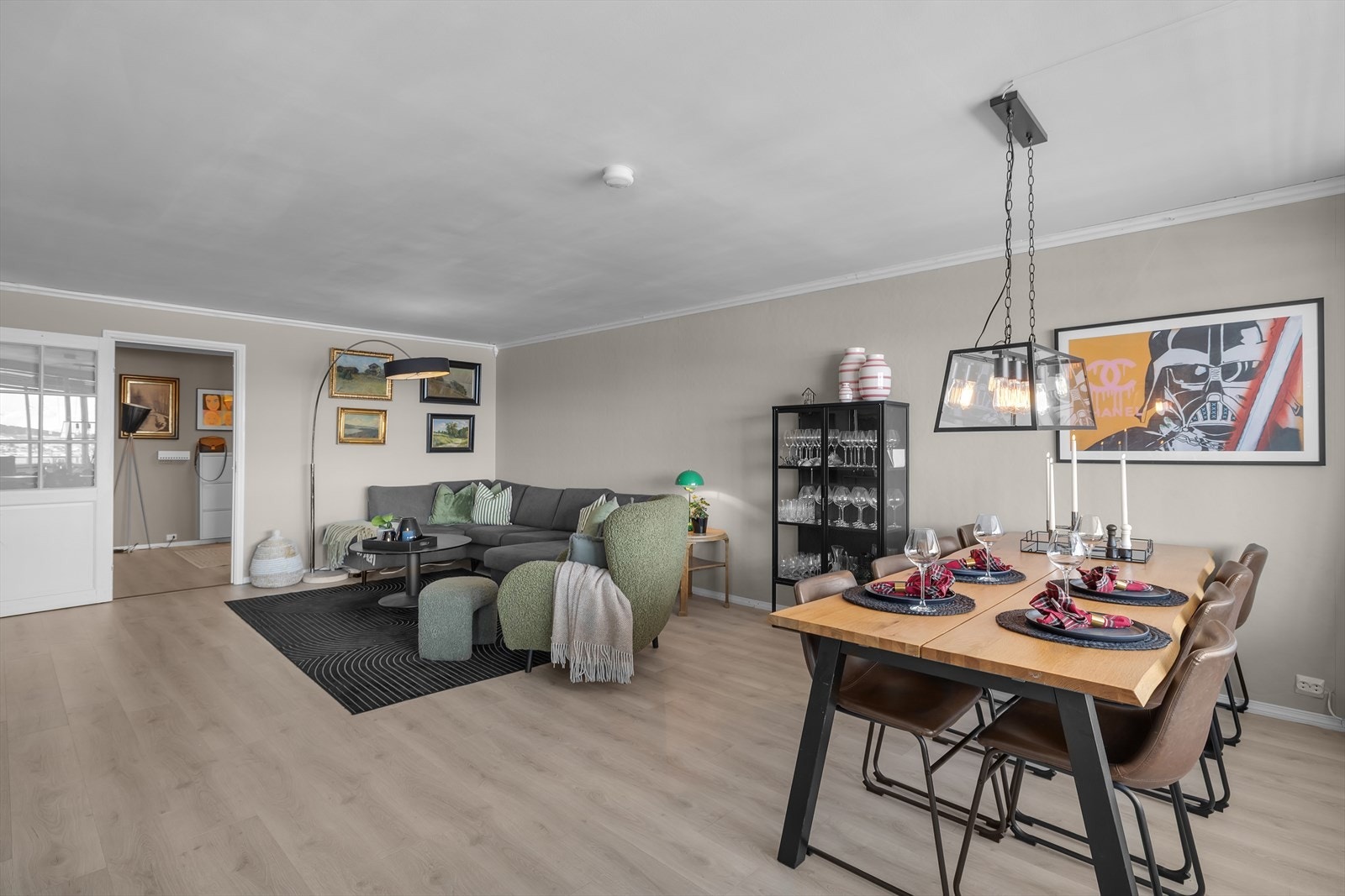 Boligen byr på flere moderne og gode kvaliteter, slik som eksempelvis laminatgulv fra 2022, vannbåren varme, m.m. Galleribilde