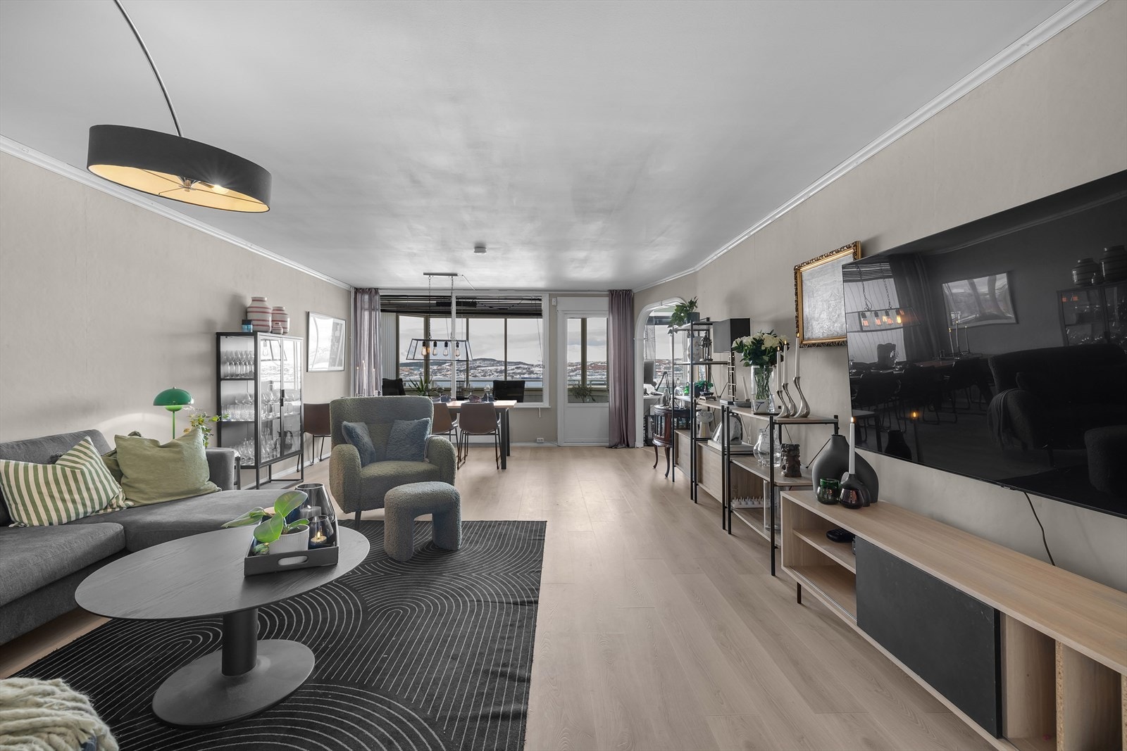 Stuen oppleves som innbydende, med gode møbleringsmuligheter og rikelig naturlig lysinnslipp. Galleribilde