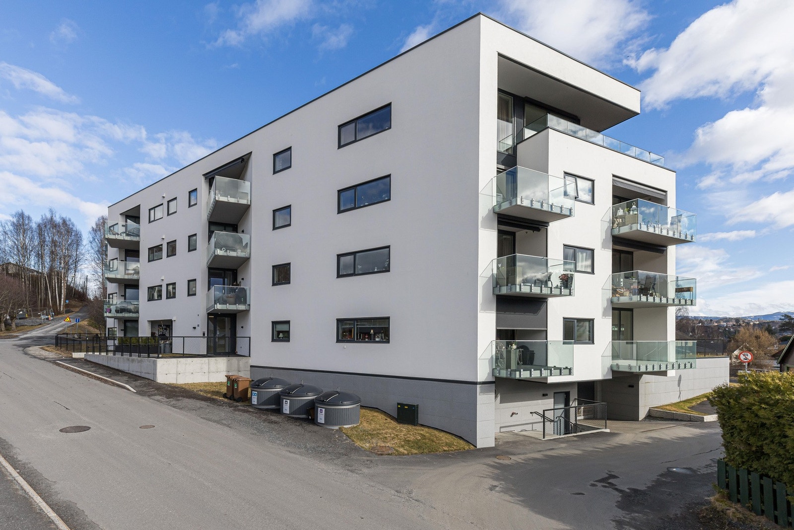 Nede på bildet ser man felles avfallsstasjoner Galleribilde