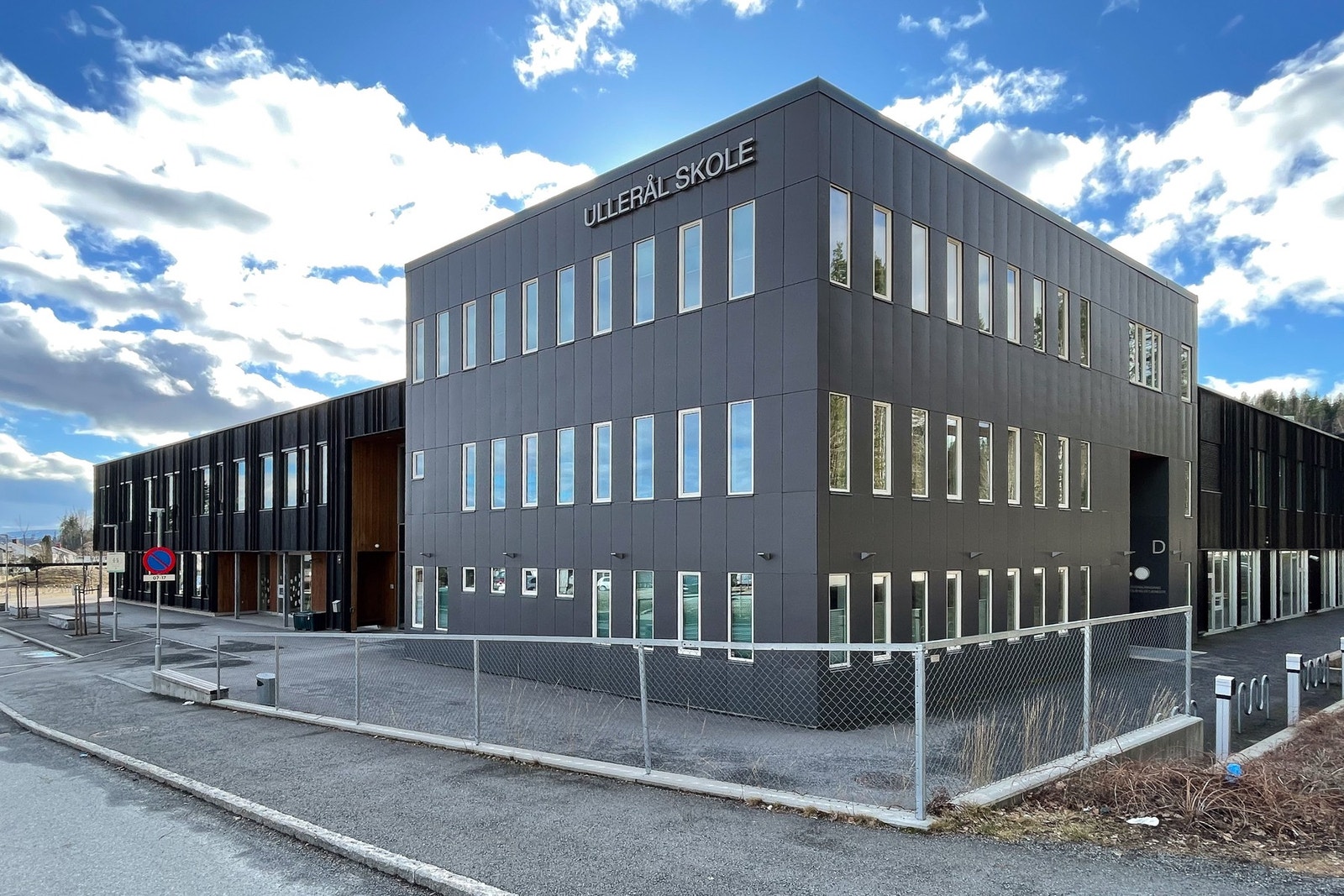 Ullerål barneskole er kun få minutters gange fra leiligheten med gangvei hele veien Galleribilde