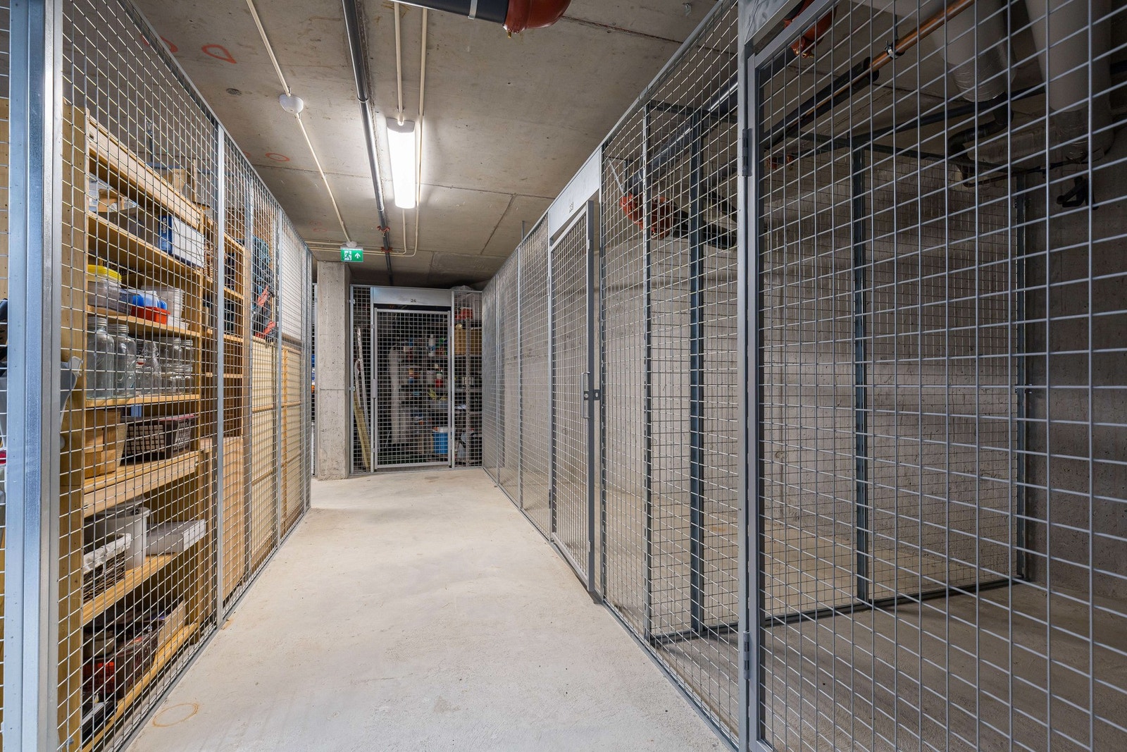 De finnes også lagerrom i byggets underetasje, hvor man kan lagre "ting utenfor sesong" Galleribilde