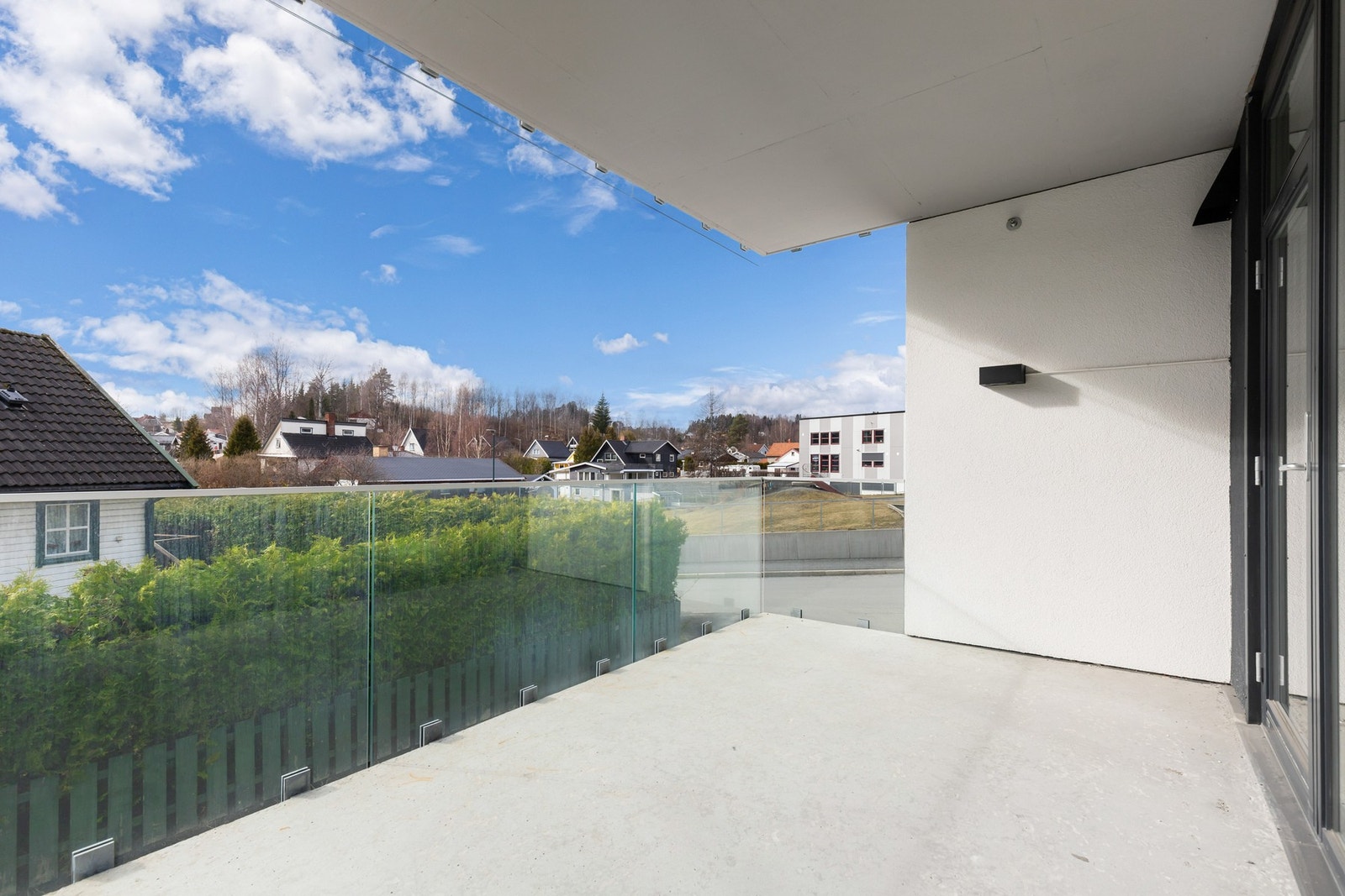Moderne balkong med glassrekkverk og utebelysning Galleribilde