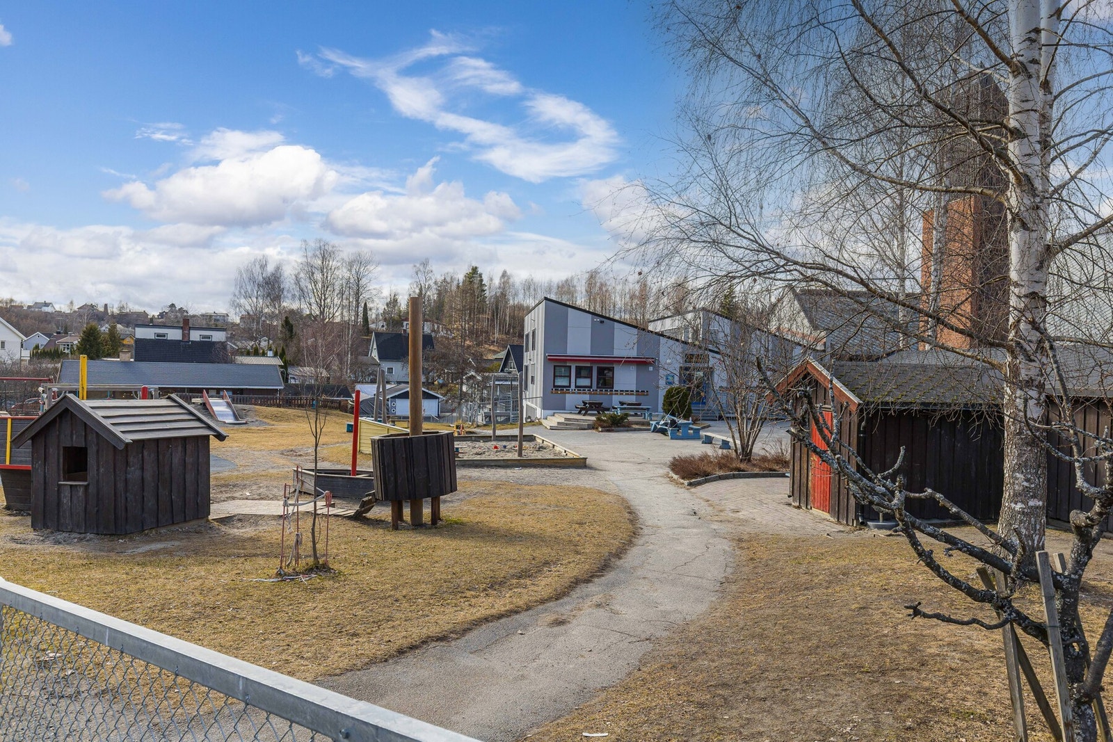 Ullerål barnehage ligger kun rett over veien samt Ullerål kirke på høyre side Galleribilde