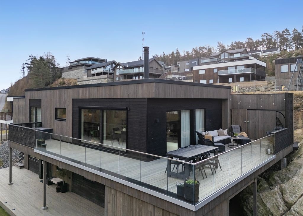 Stort terrasse areal åpner for mulighet til å flytte seg etter solen Galleribilde