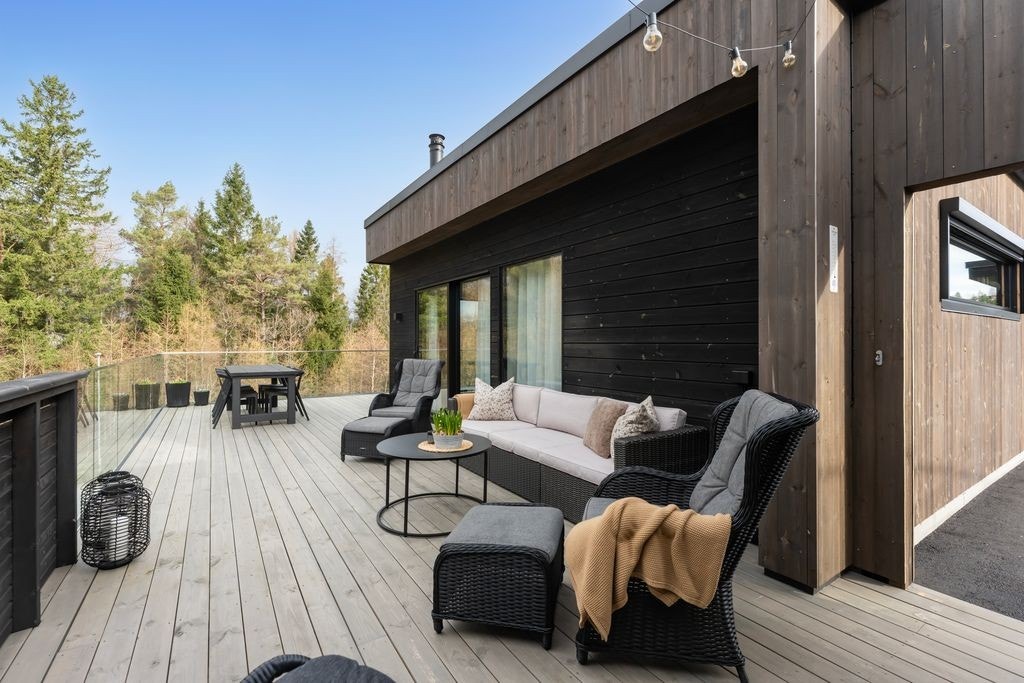 På venstre side av boligen åpner det seg opp et fantastisk terrasse område Galleribilde
