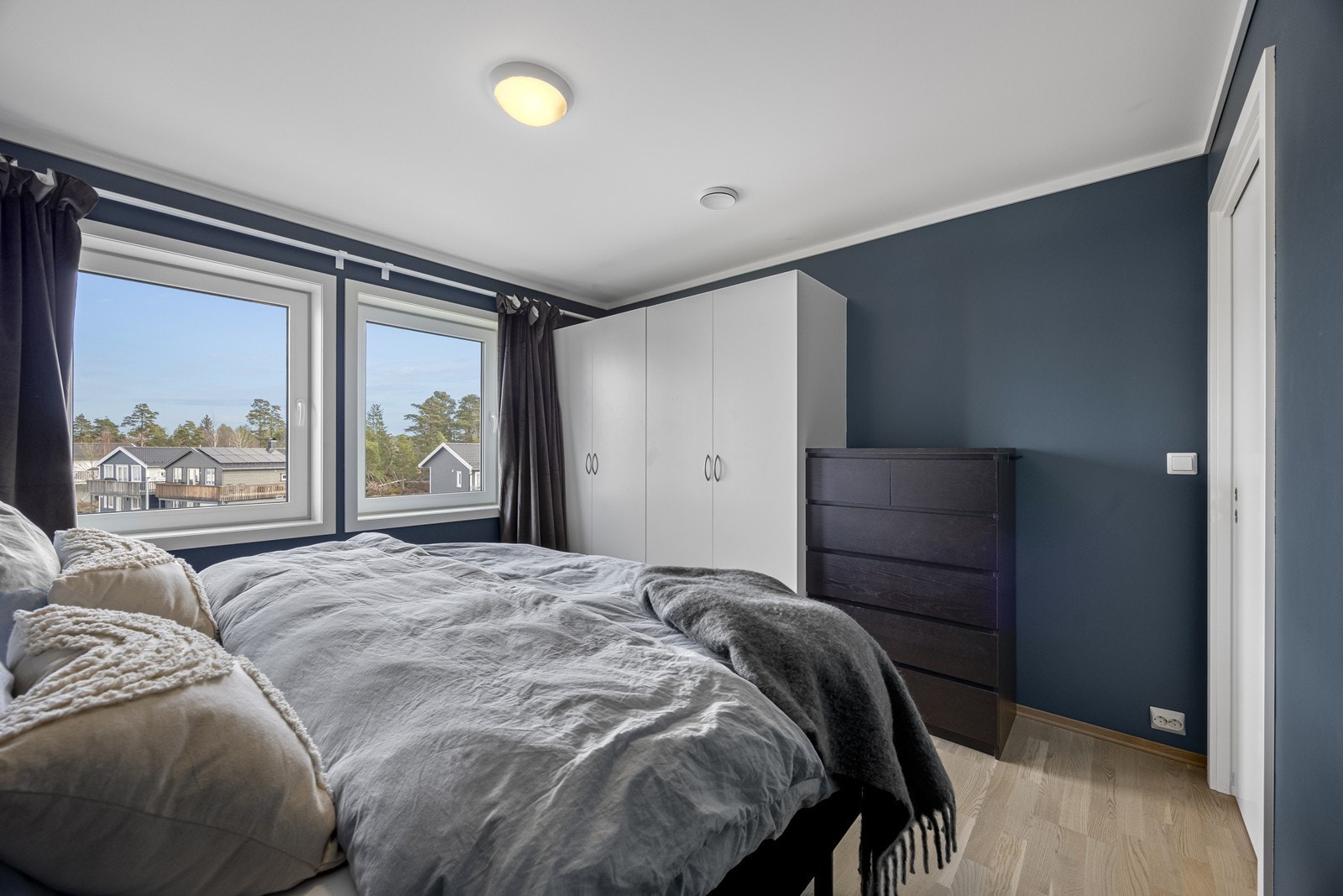 Rommet er malt i fin blåfarge som passer ypperlig til soverom Galleribilde