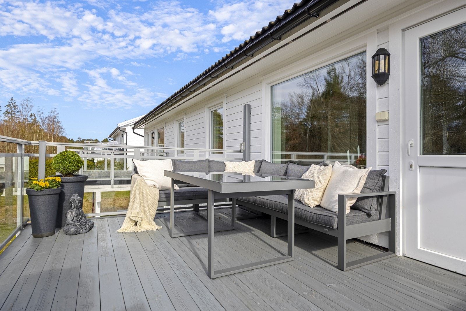 Stor, solrik og usjenert veranda med utgang fra stue. God plass til sittegruppe, grill, blomster m.m. Galleribilde