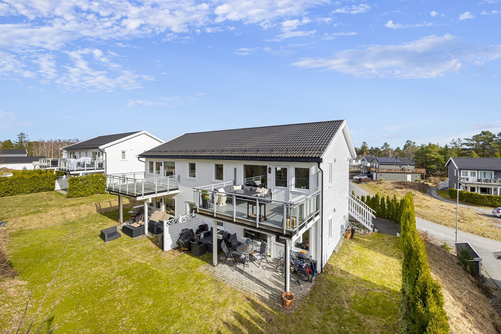 Praktisk firemannsbolig, solrikt beliggende i nyere og populært boligområde. Firemannsboligen ligger solrikt og usjenert til og grenser mot skog. Galleribilde