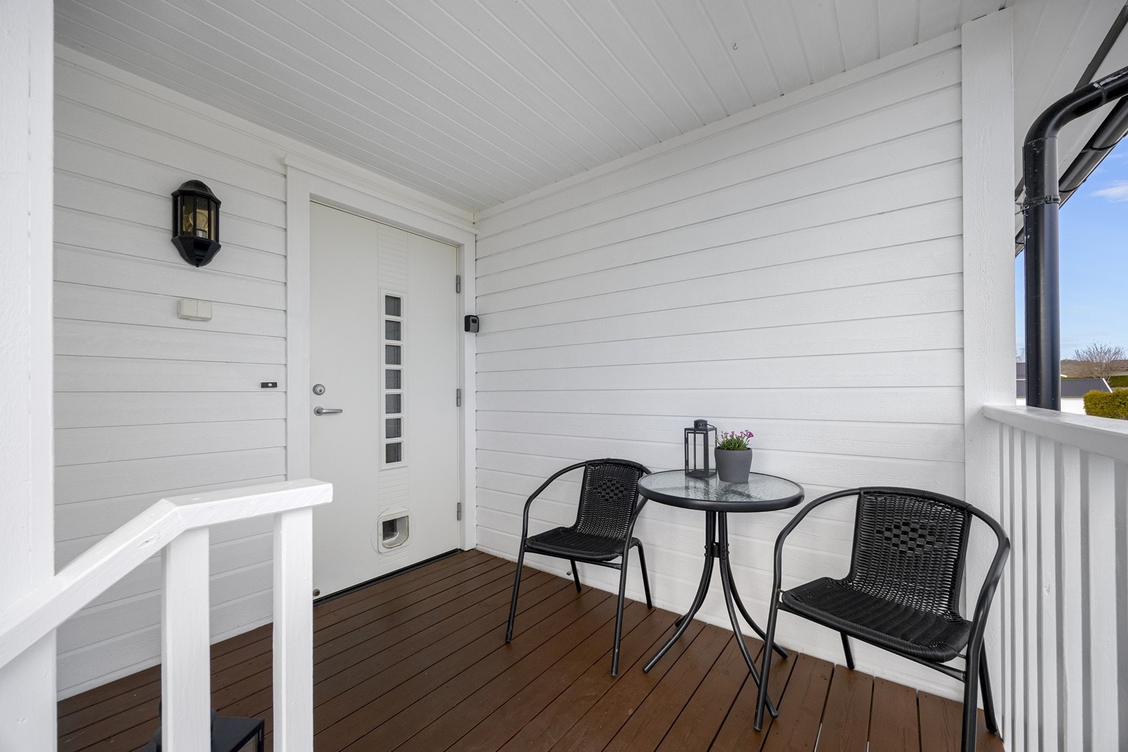 Praktisk overbygd inngangsparti med plass til bord og stoler. Galleribilde