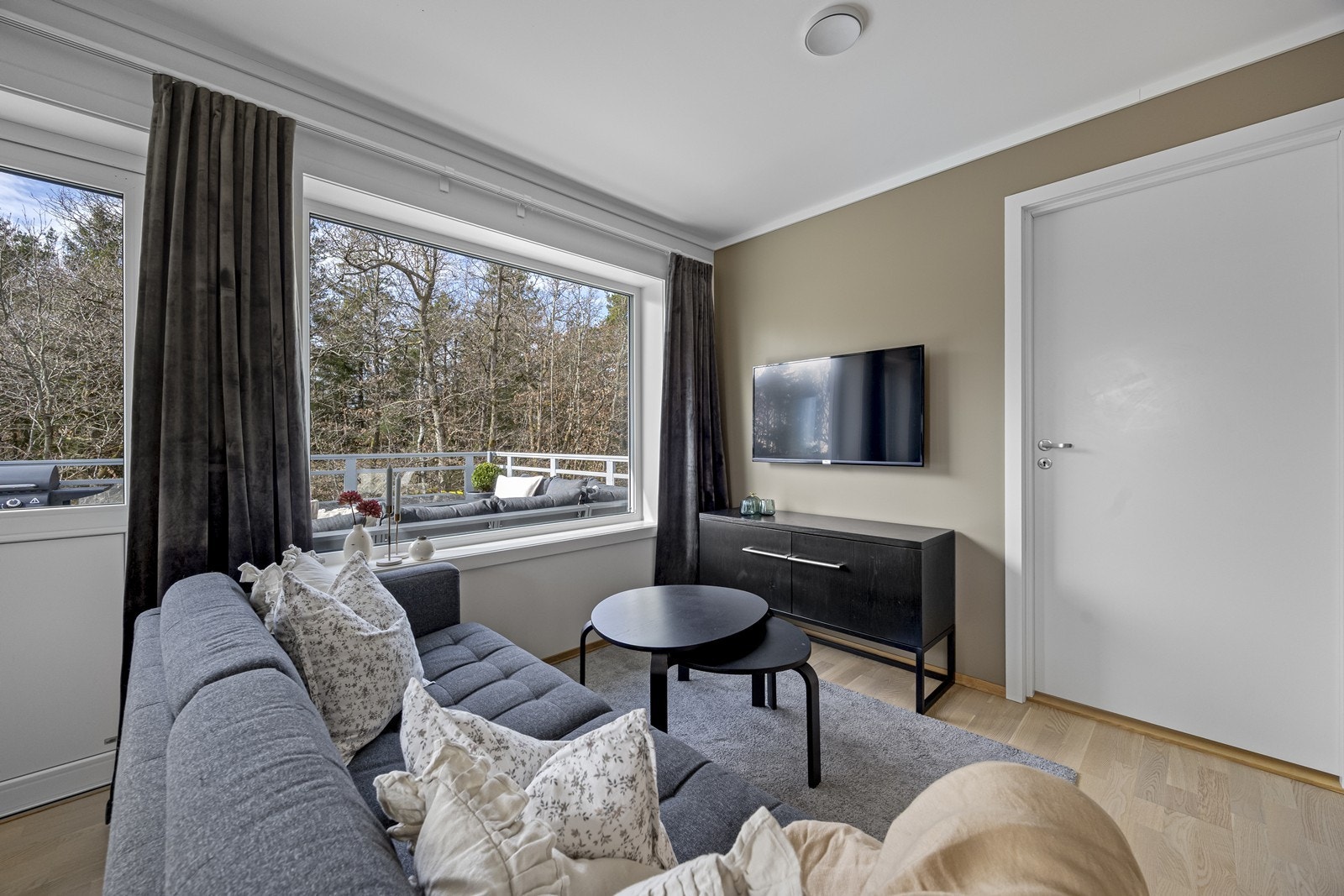 Leiligheten er malt i tidsriktige og behagelige fargetoner. Galleribilde