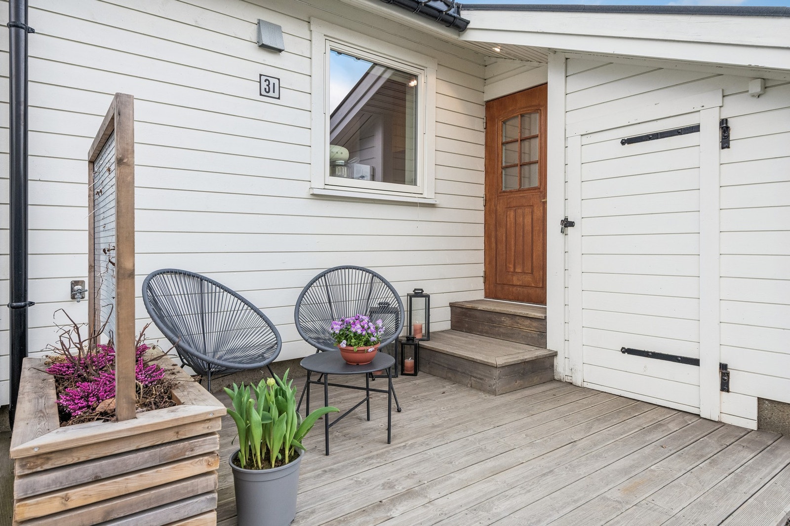 Inngangspartiet har plass til hyggelige sittegruppe. I tillegg har man utvendig bod. Galleribilde