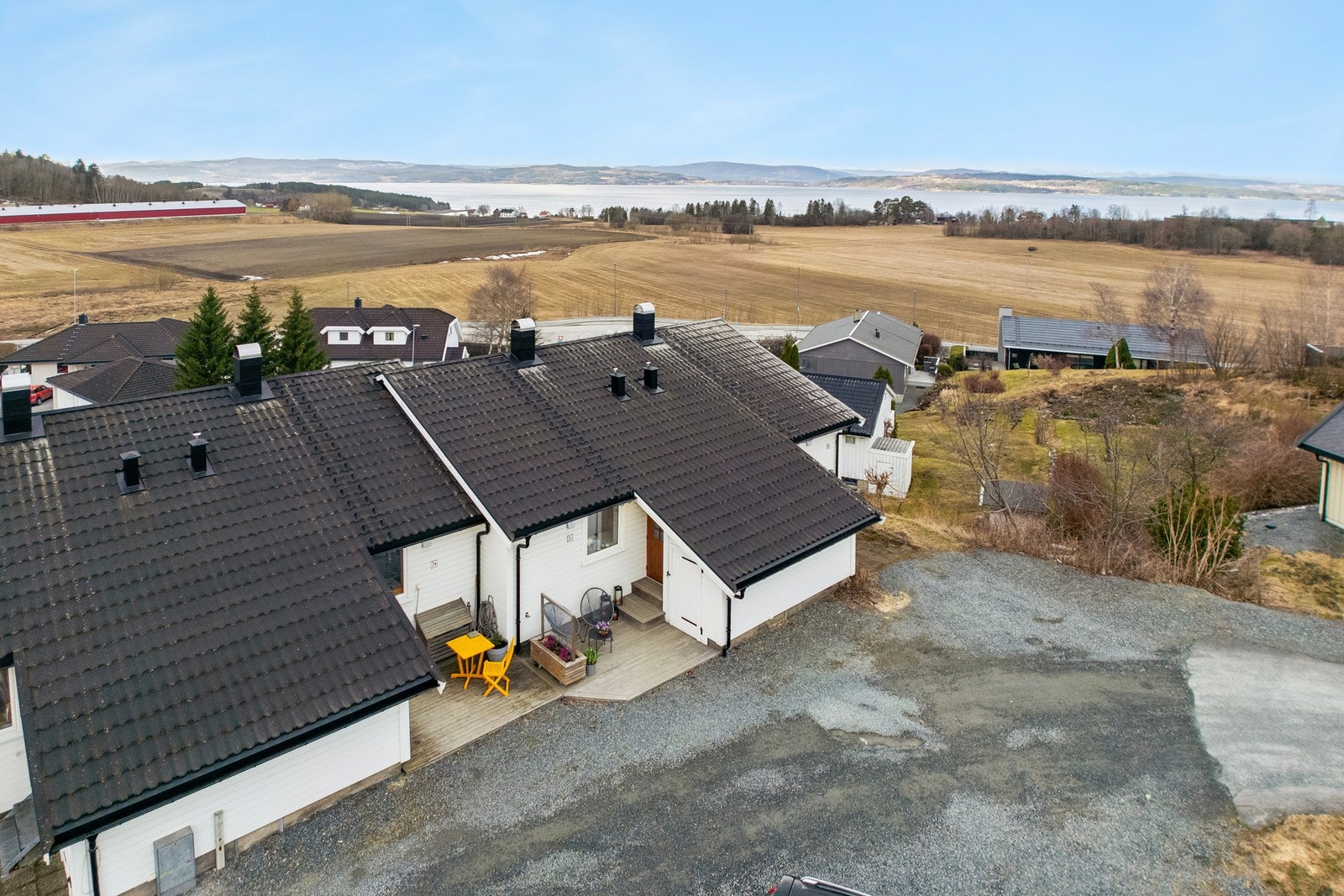 Moderne og oppgradert 3-roms rekkehus. Svært gode sol- og utsiktsforhold. Parkering. Bad 2020. Hage. Flere uteplasser. Galleribilde