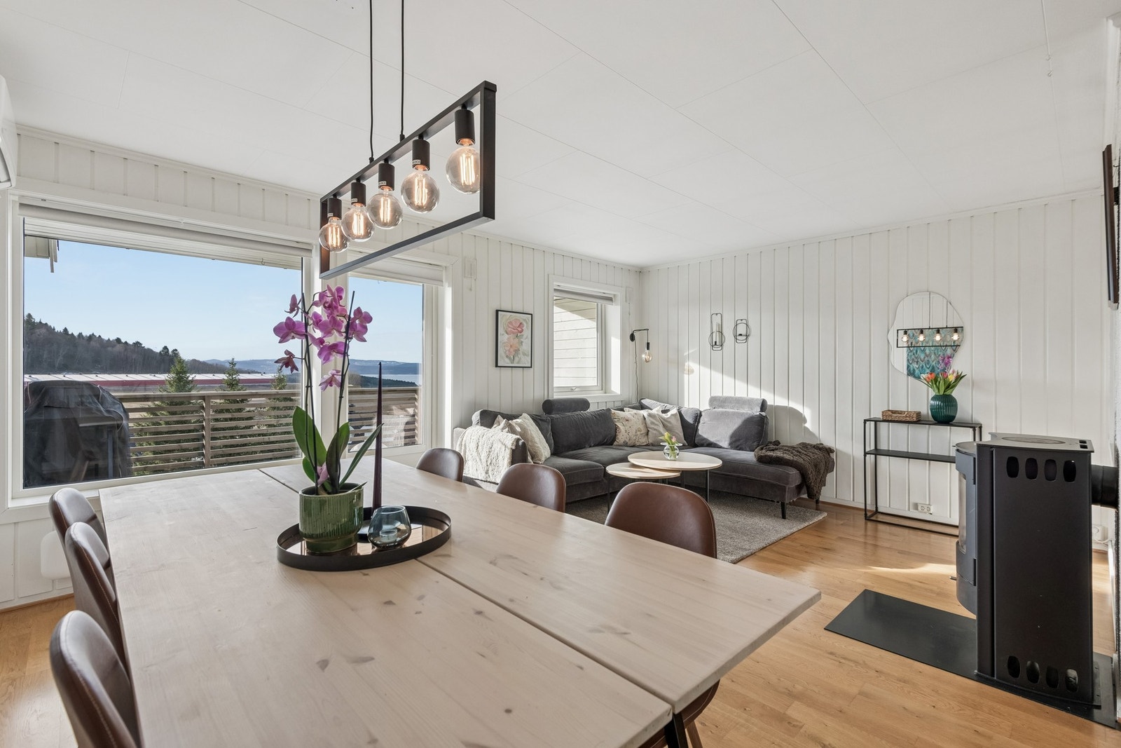 Stuen er av god størrelse og har god plass til flere sittegrupper. Galleribilde