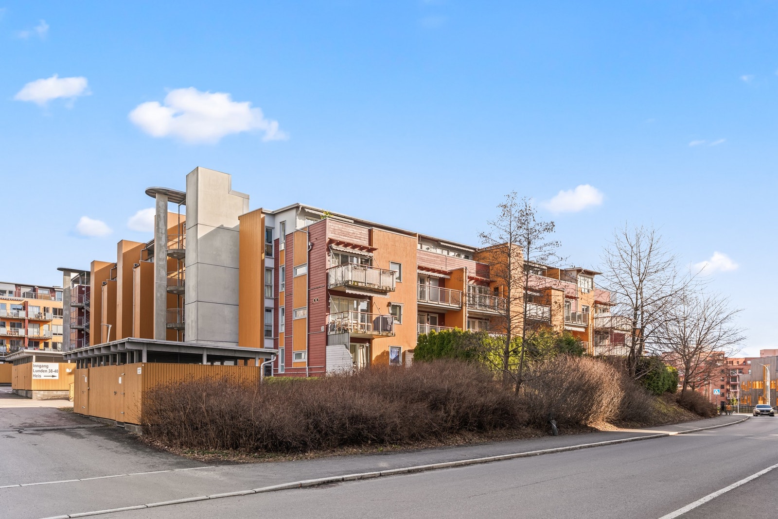 det medfølger garasjeplass og det er heis mellom etasjeplan og garasjeanlegget. Galleribilde