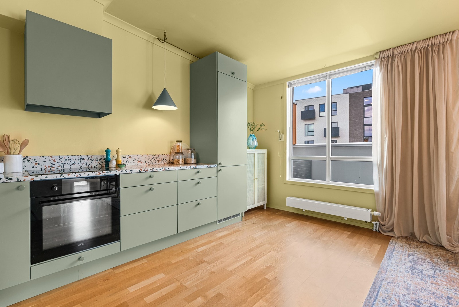 Benkeplaten og backsplash er i slitesterk nerostein med terrazzo-utførelse. Galleribilde