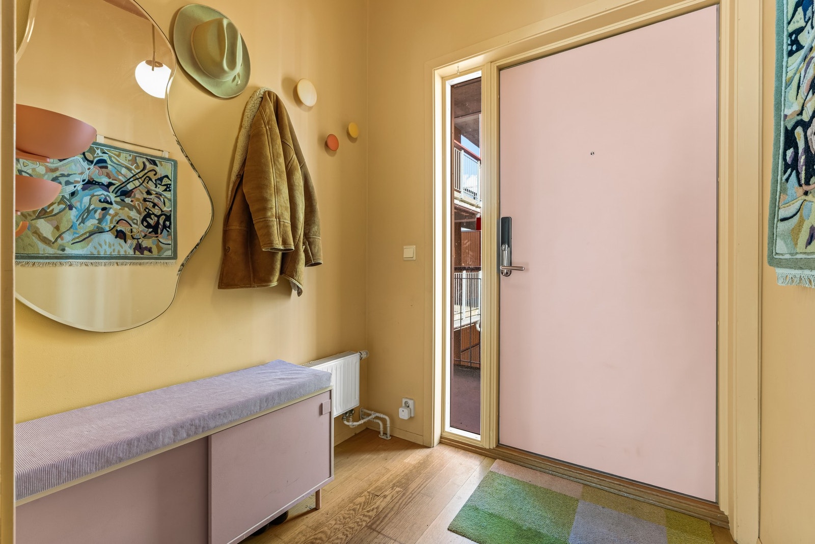 Entré med parkett og plass til garderobe. Yale Doorman gir enkel nøkkelfri adgang. Galleribilde