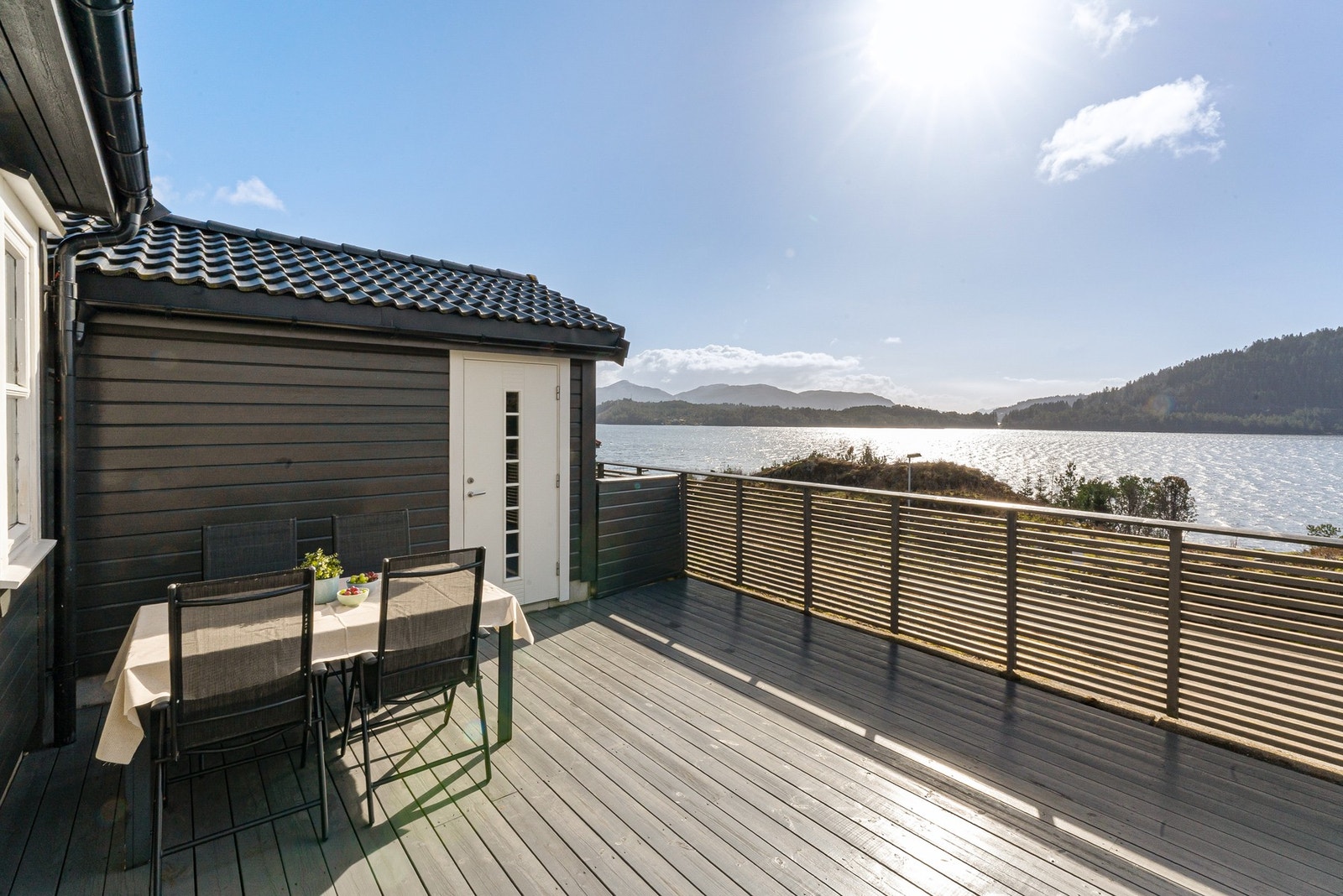 Nydelig utsikt over Kvernafjorden. Praktisk bod for lagring. Galleribilde