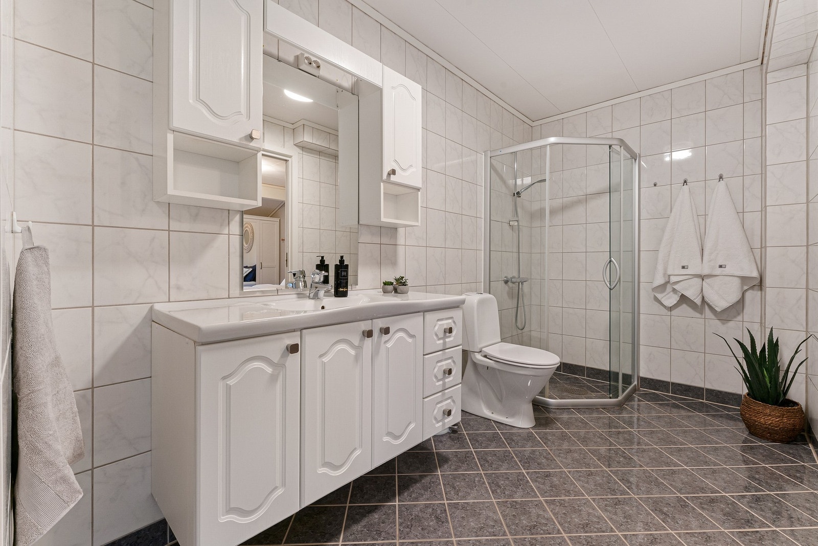 Helfliset bad med varmekabler i gulv. Galleribilde