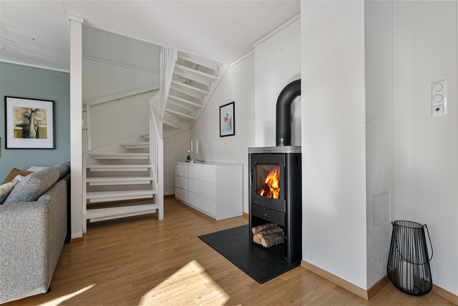 Fra stue er det trapp til loftetasjen Galleribilde