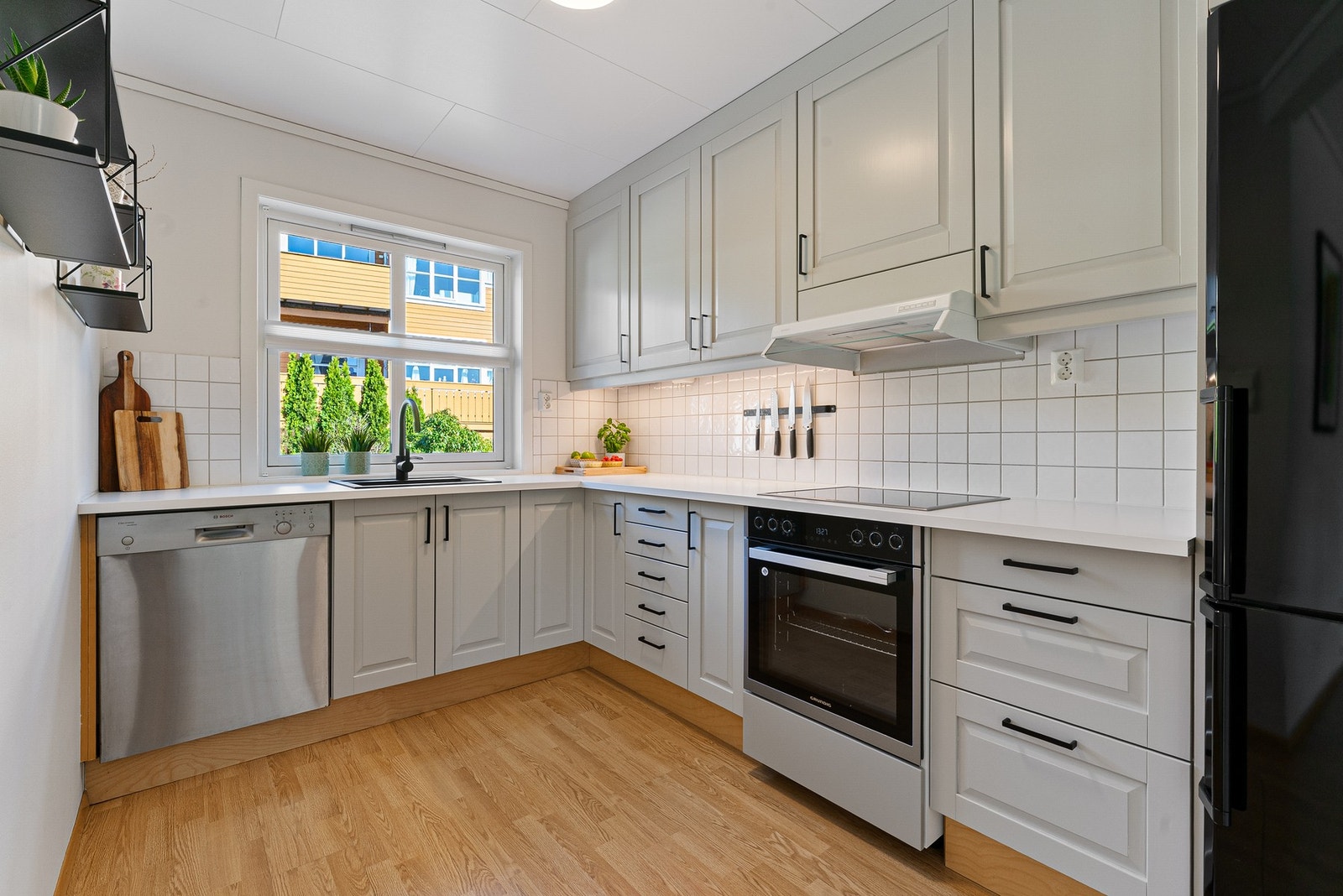 Kjøkkeninnredning med overskap til tak. Galleribilde