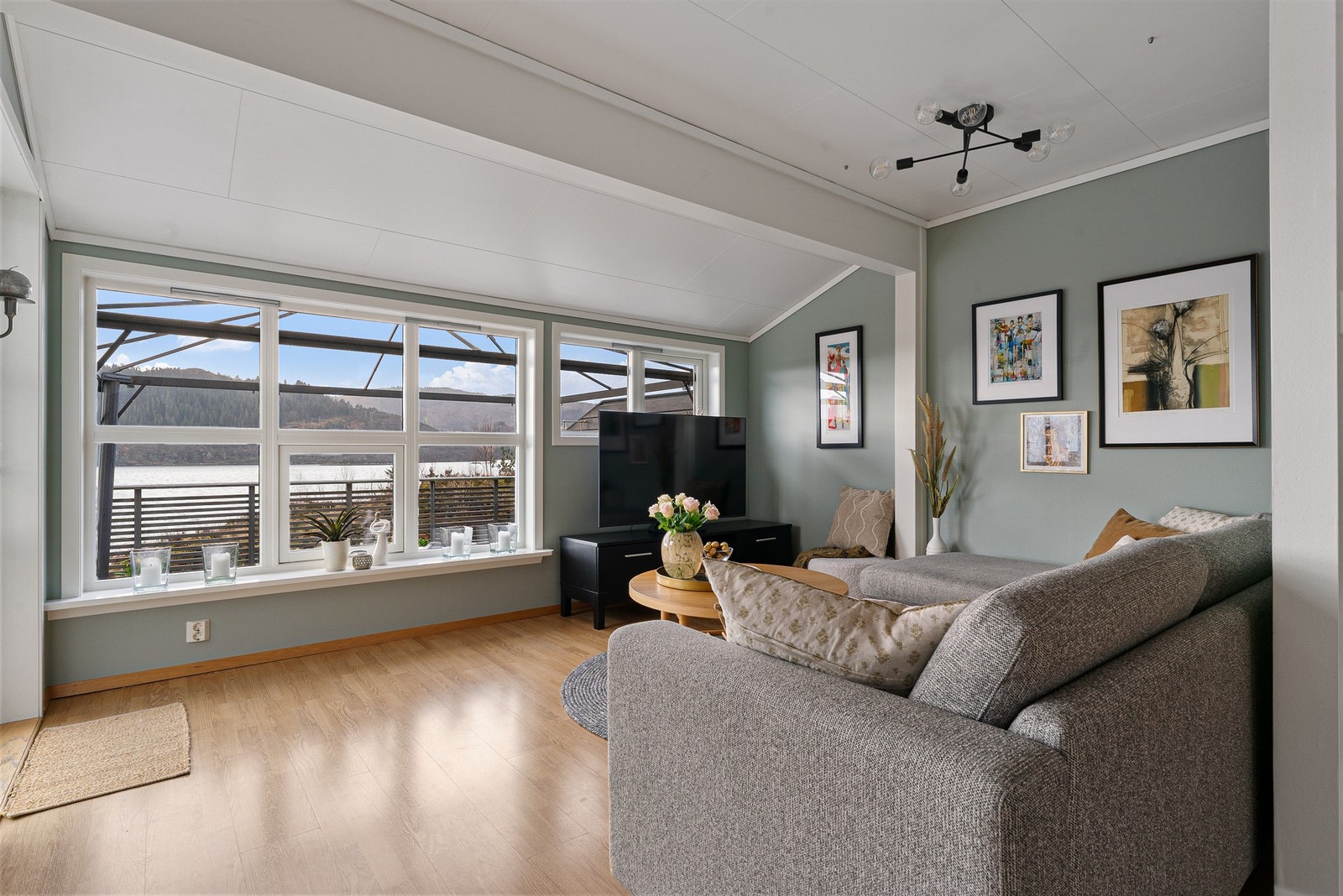 Koselig TV-krok med utsikt over sjøen Galleribilde