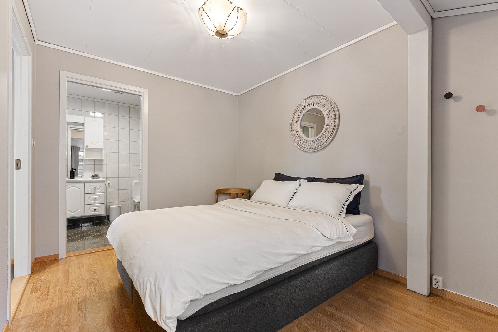 Fra soverommet har man direkte inngang til badet Galleribilde