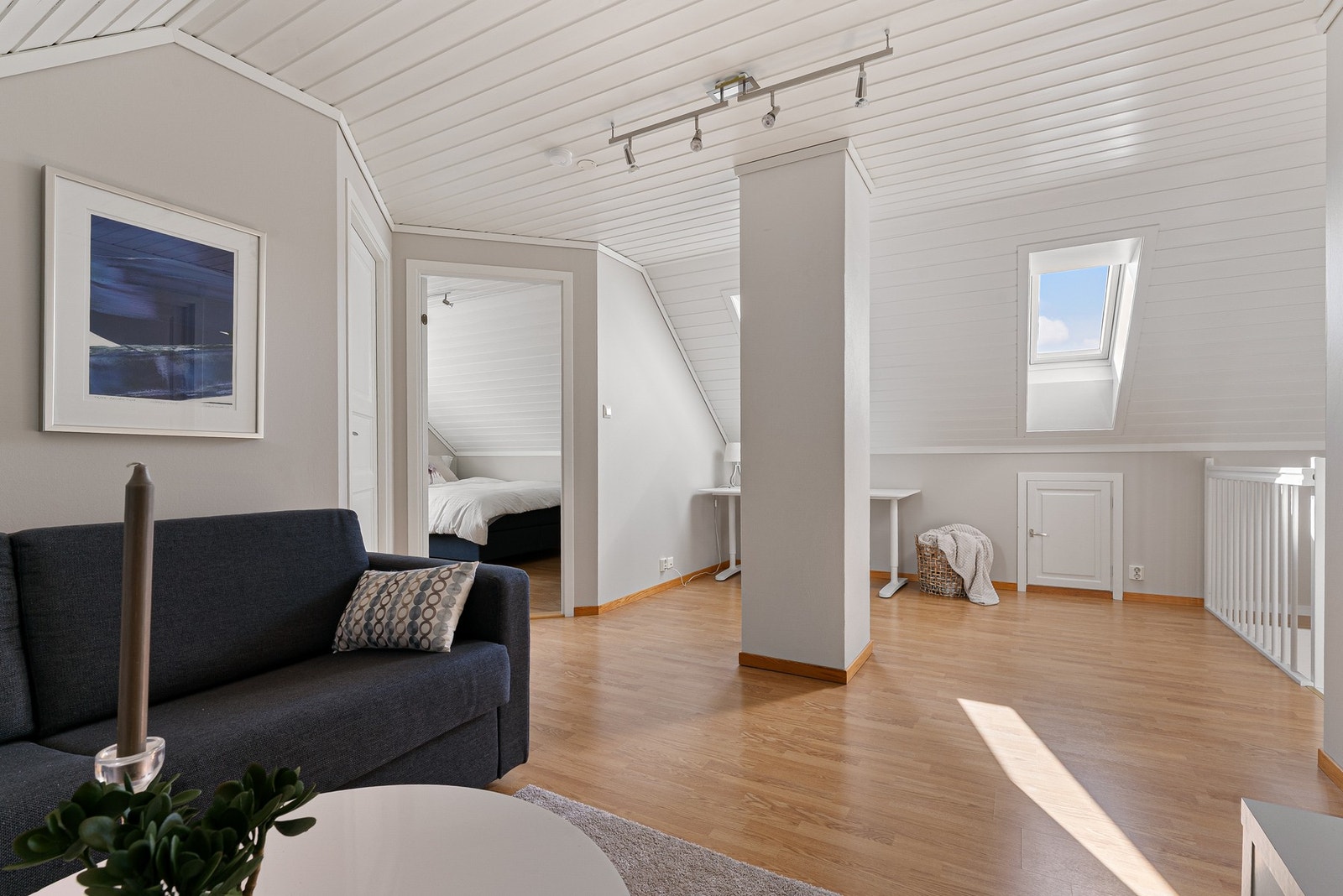 Loftetasjen inneholder stue, bad og 2 soverom Galleribilde