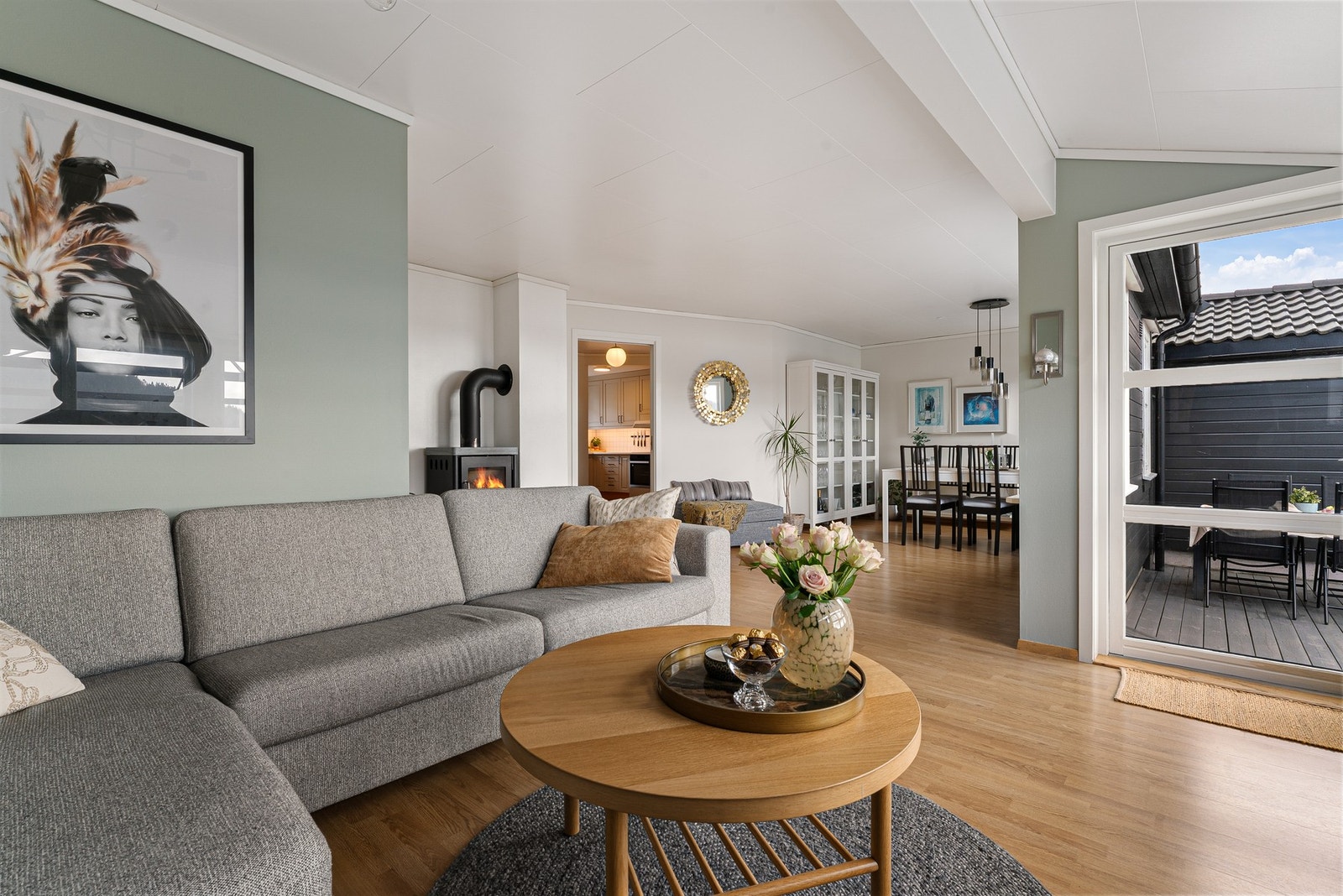 Fra stue er det utgang til romslig terrasse Galleribilde