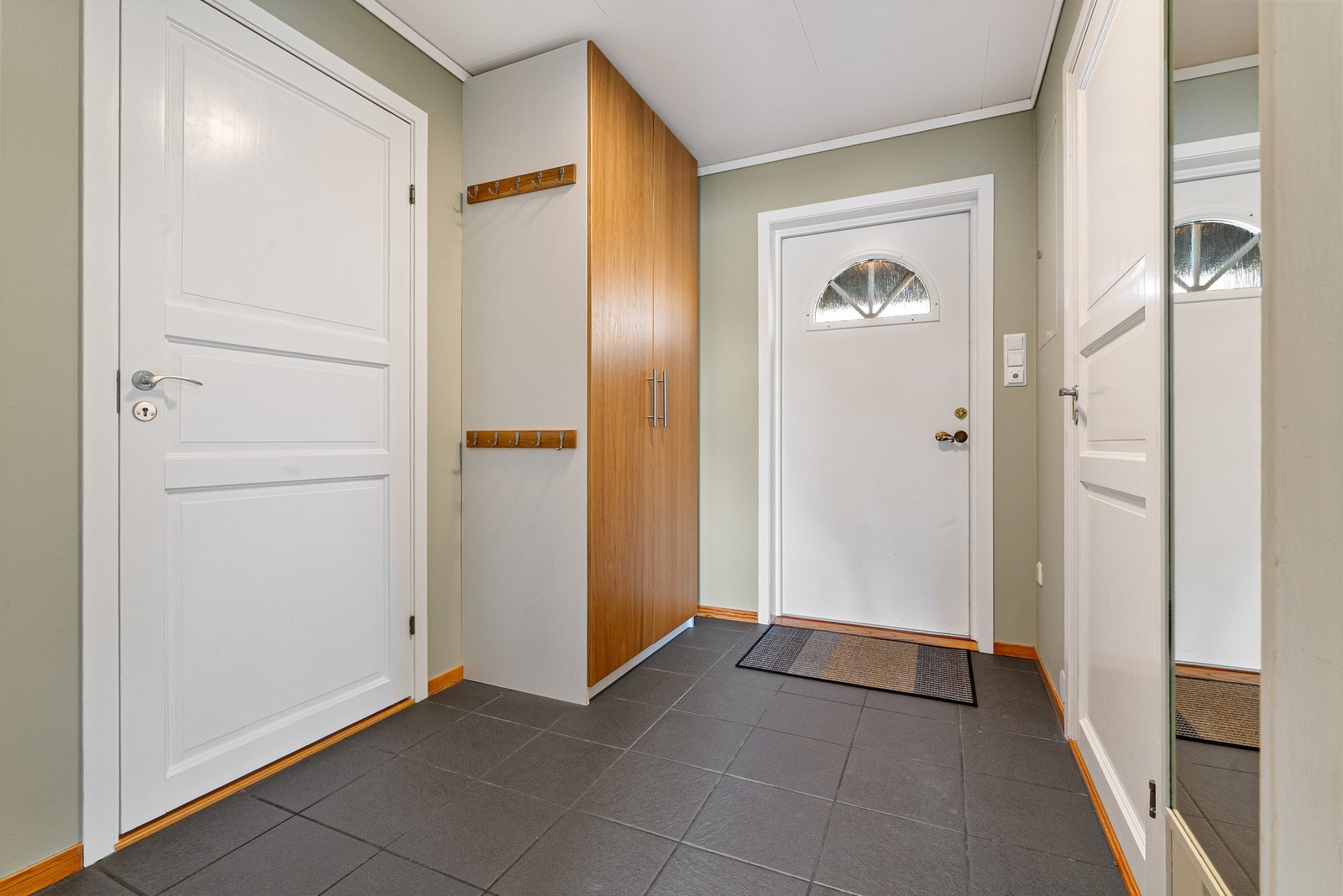 Éntre med fliser og varmekabler i gulv. Soverom til venstre og vaskerom til høyre Galleribilde