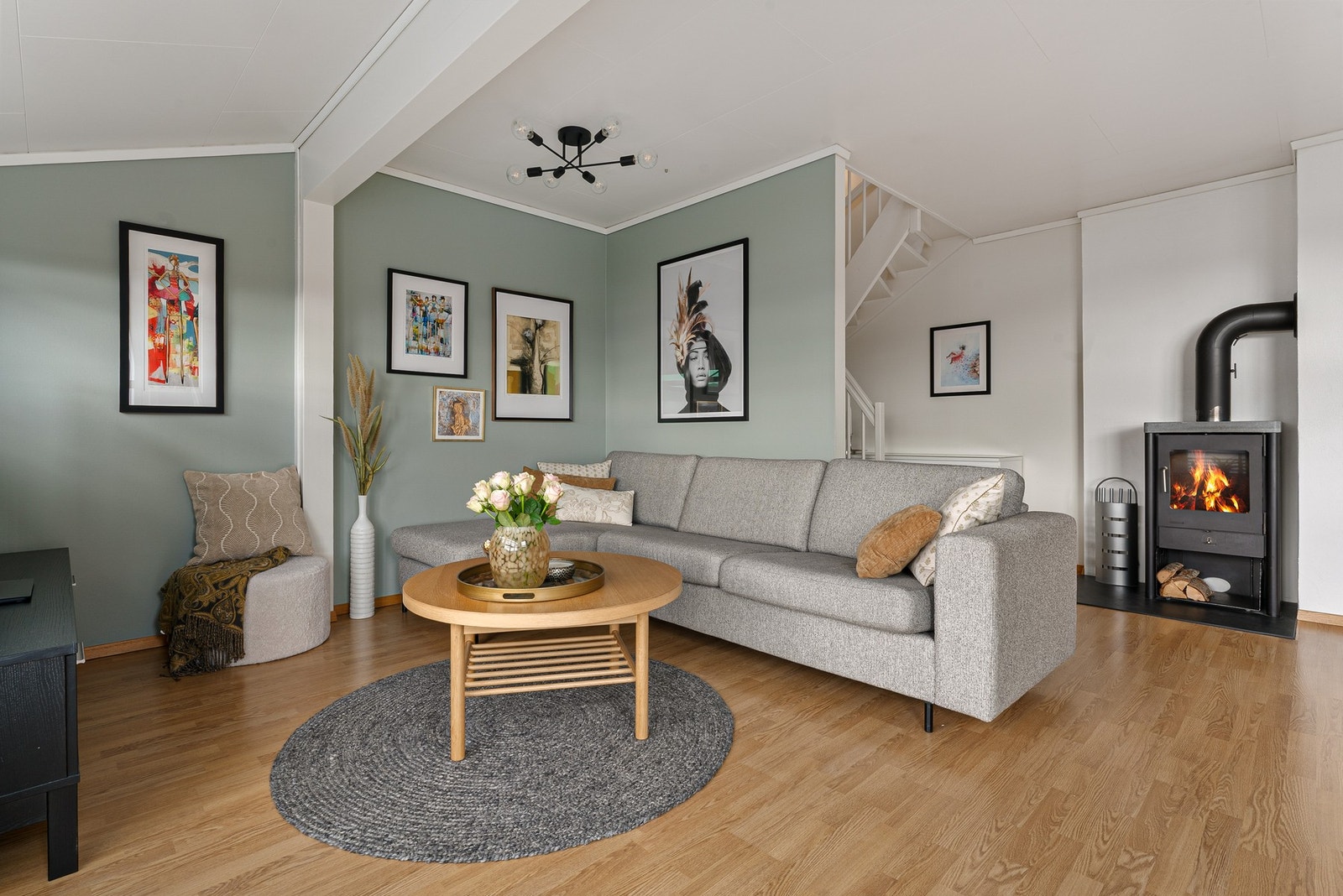 Boligen går over 2 plan, med alle hovedfunksjoner i 1.etasje Galleribilde