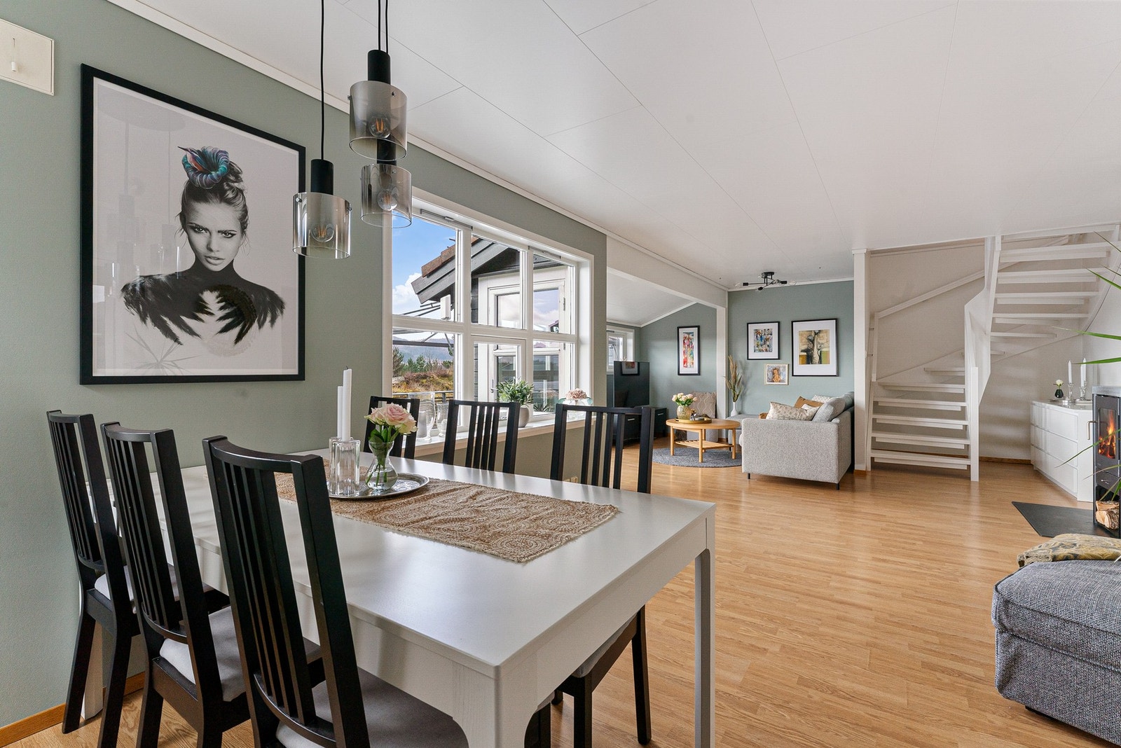 Åpen og lys stue Galleribilde