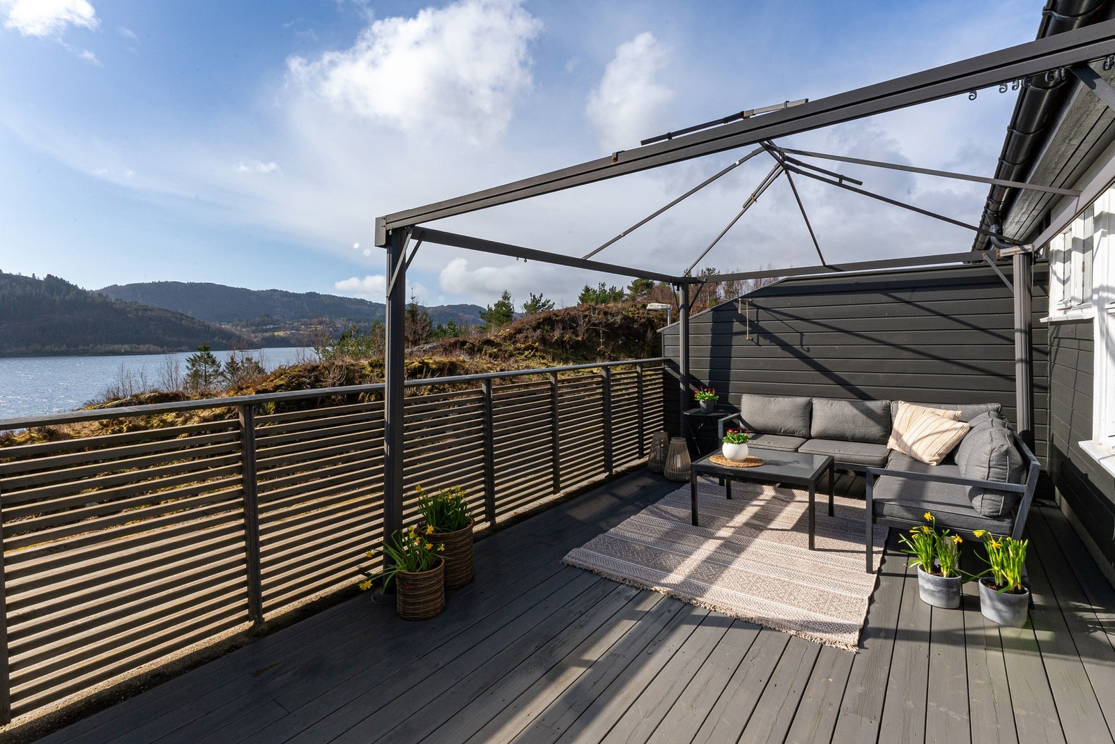 Usjenert uteplass på 39 kvm med gode solforhold Galleribilde